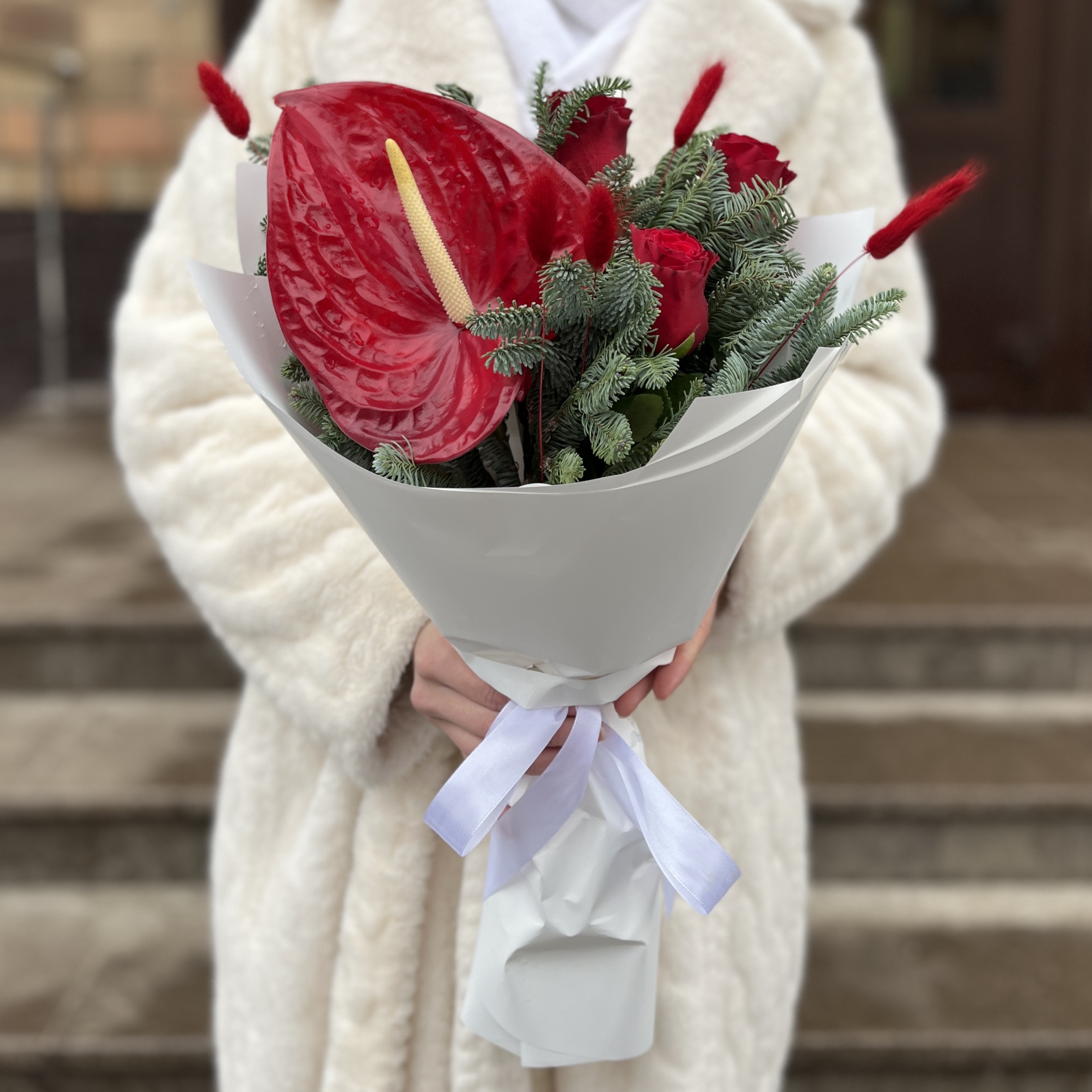 Зимний букет с красным Антуриумом