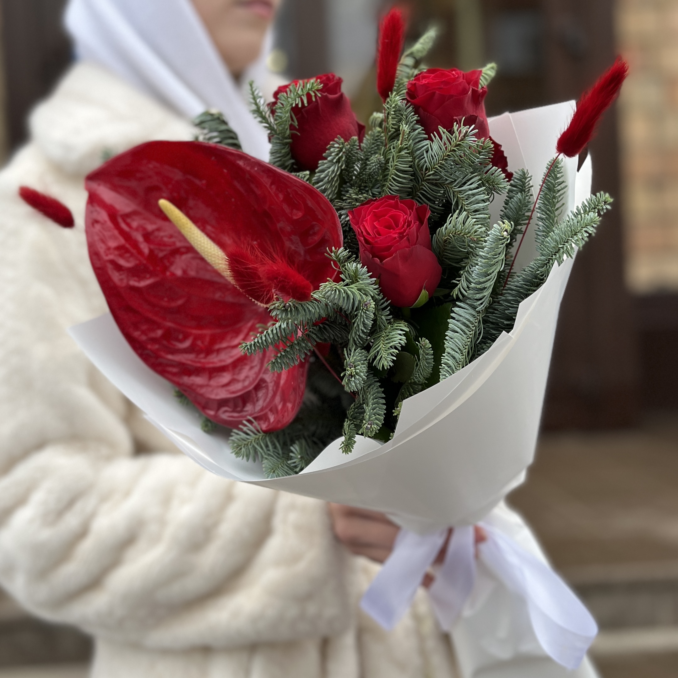 Зимний букет с красным Антуриумом