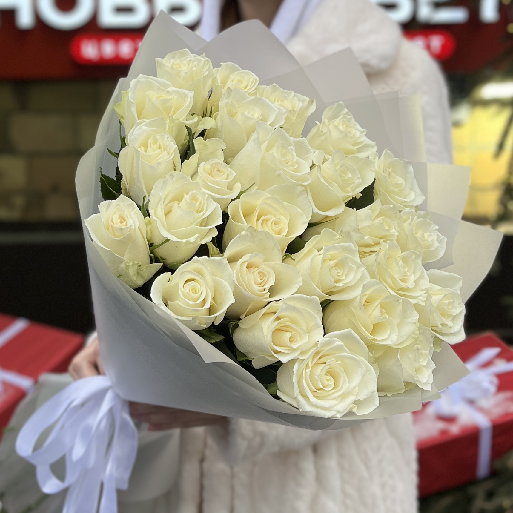 25 длинных белых роз 70 см