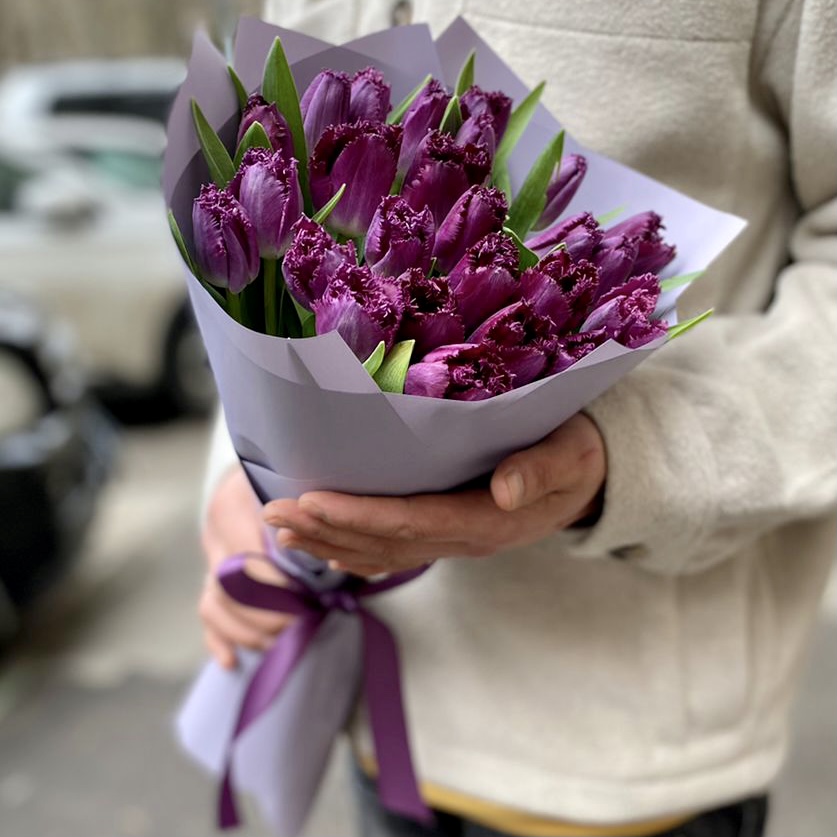 25 махровых фиолетовых тюльпанов