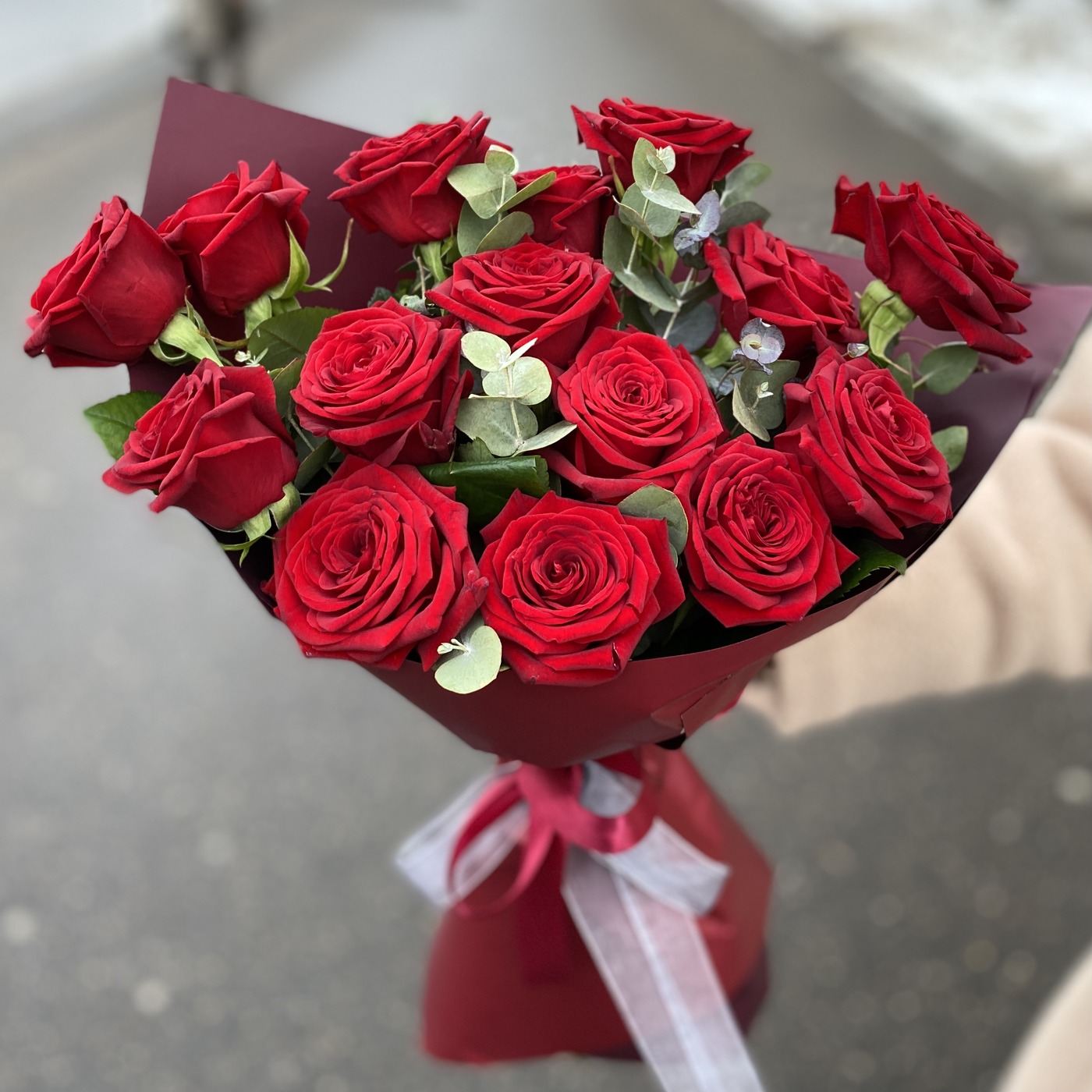 15 красных роз 60 см с эвкалиптом