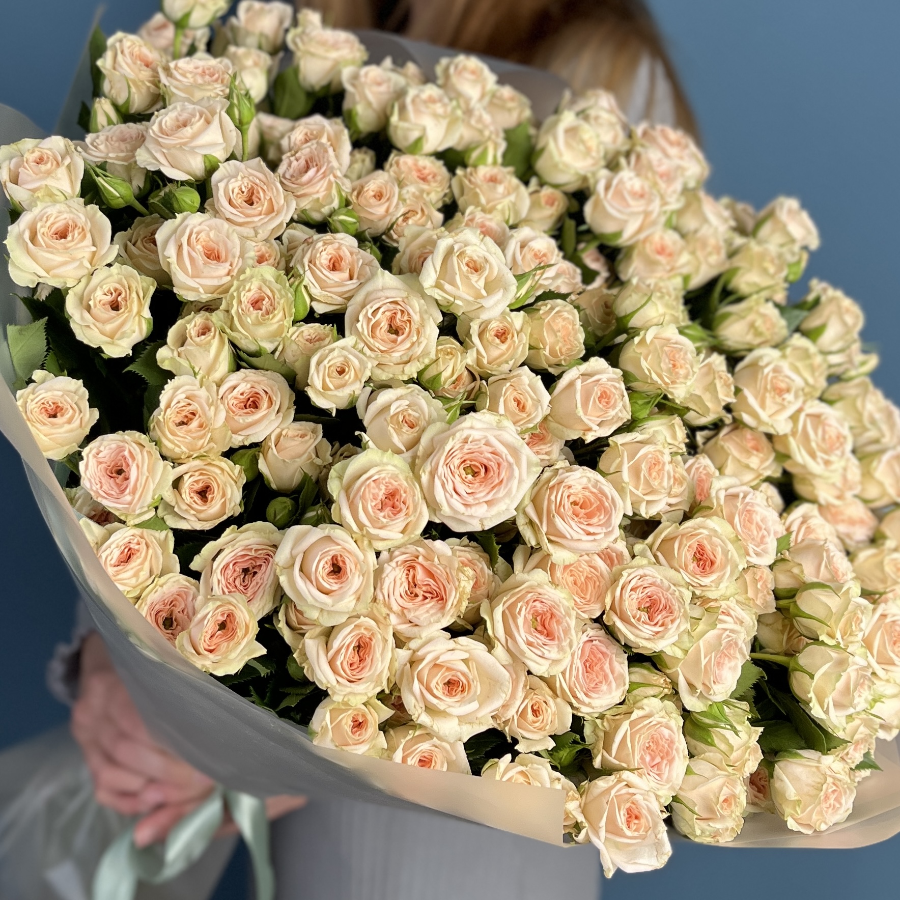 25 кустовых белых роз Сноуфлейк 60 см
