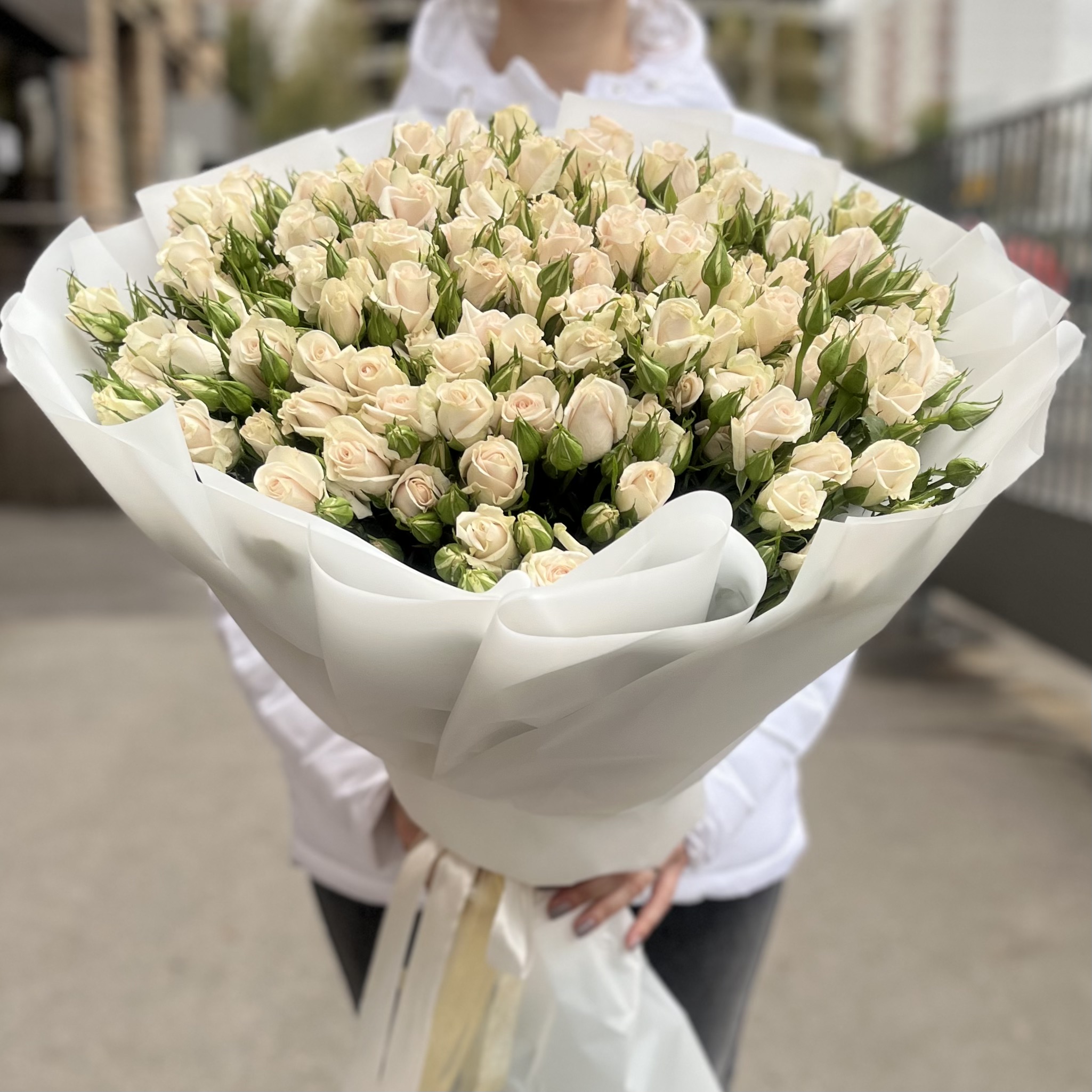 25 кустовых роз Роял Порцелина 70 см