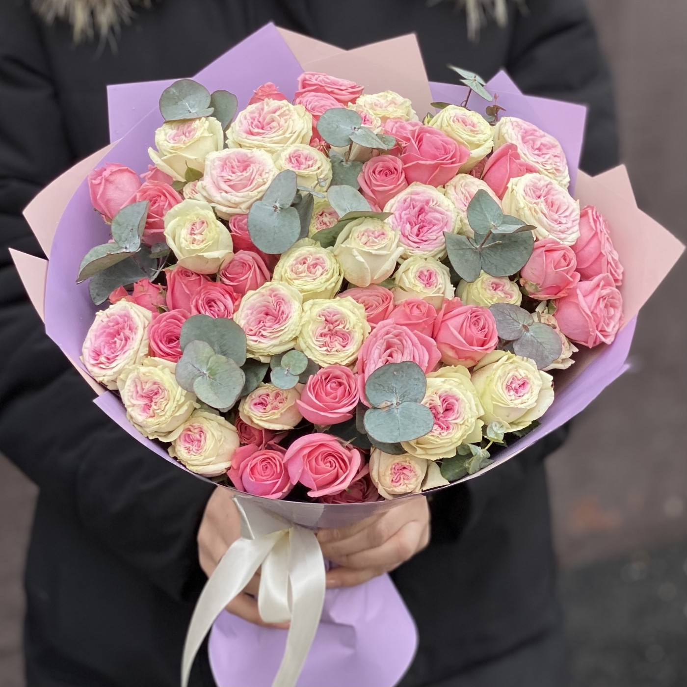Микс из 11 кустовых пионовидных роз Джелатто и Дионн