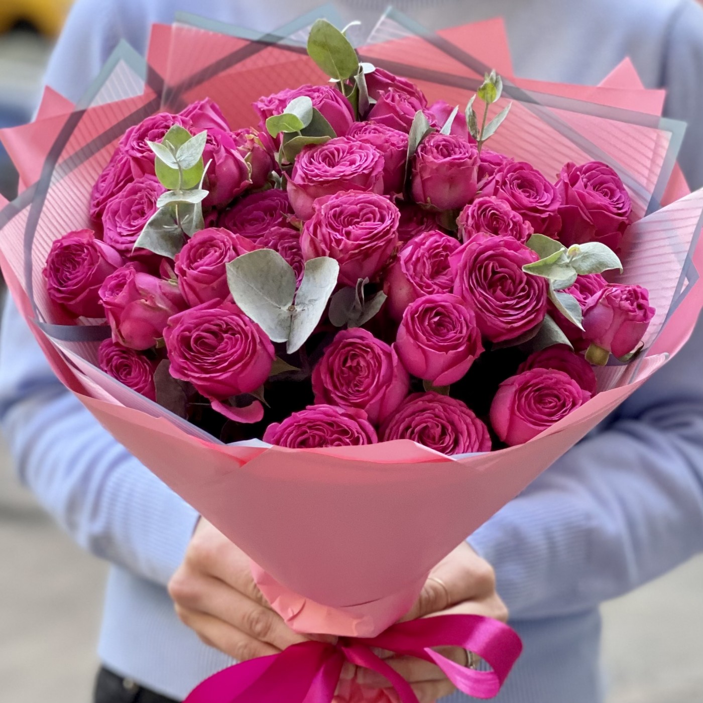 11 пионовидных кустовых роз с эвкалиптом