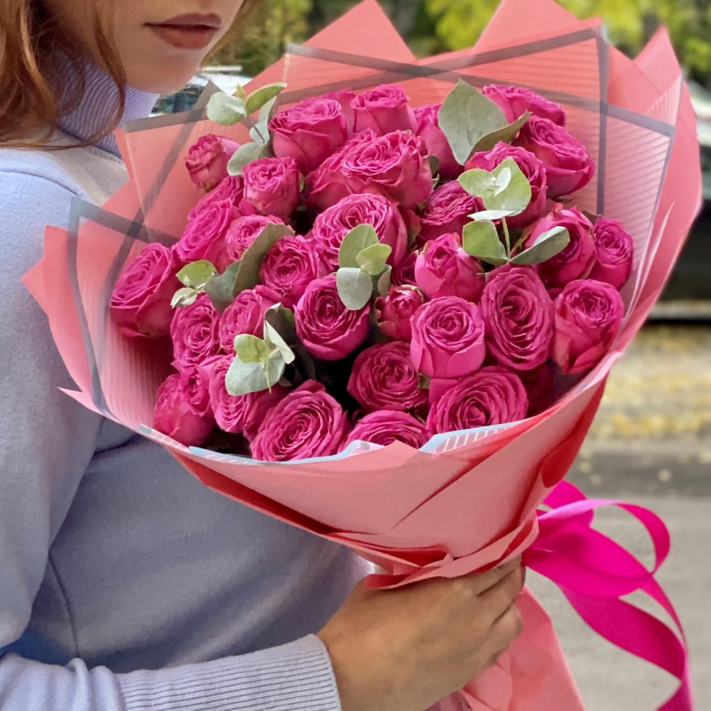 11 пионовидных кустовых роз с эвкалиптом