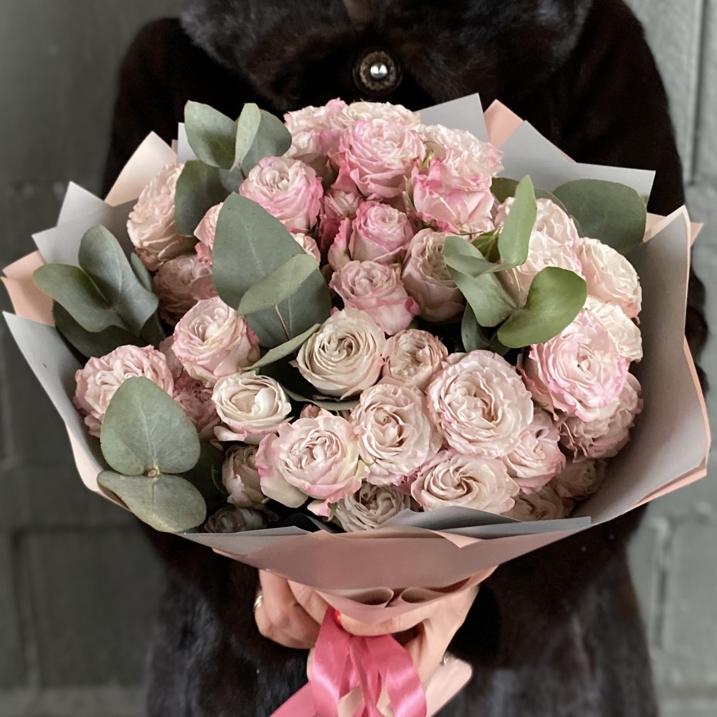 15 кустовых розовых роз Ангел Бомбастик с эвкалиптом