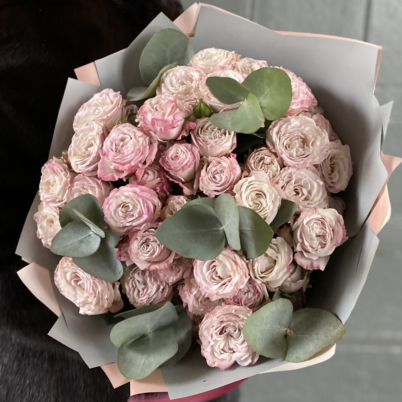 15 кустовых розовых роз Ангел Бомбастик с эвкалиптом