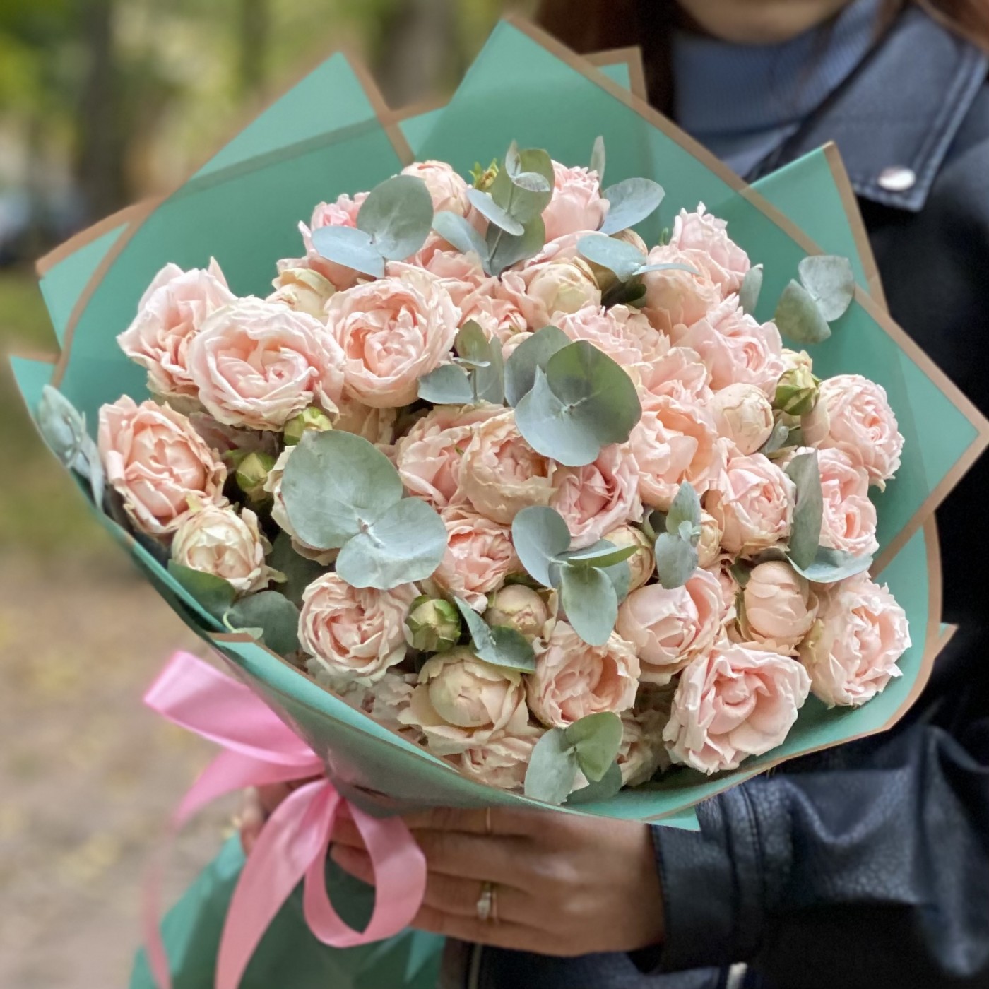 11 кустовых роз Леди Рассвета с эвкалиптом