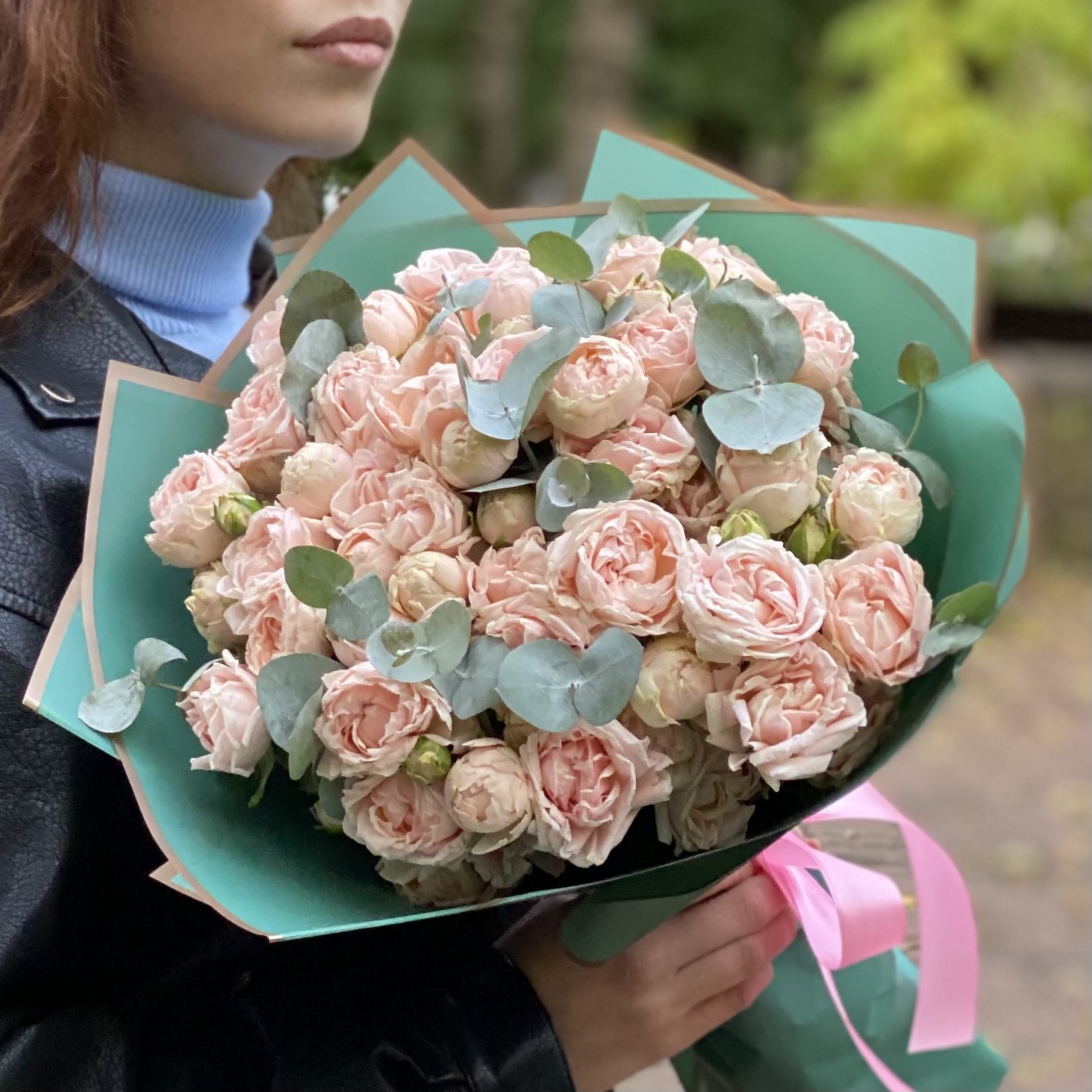 11 кустовых роз Леди Рассвета с эвкалиптом
