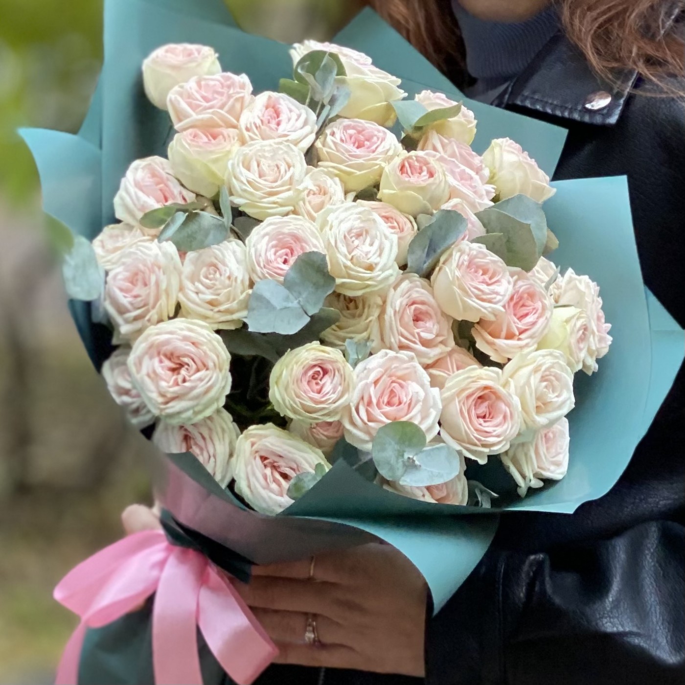 11 кустовых роз Свит Джелато с эвкалиптом