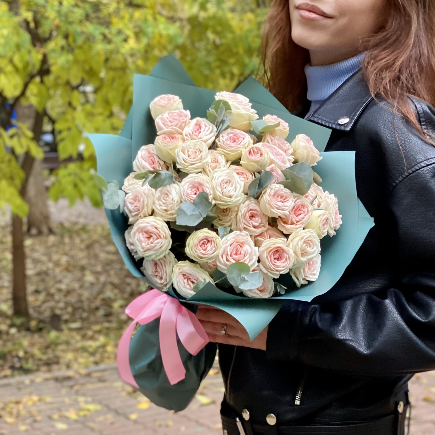 11 кустовых роз Свит Джелато с эвкалиптом