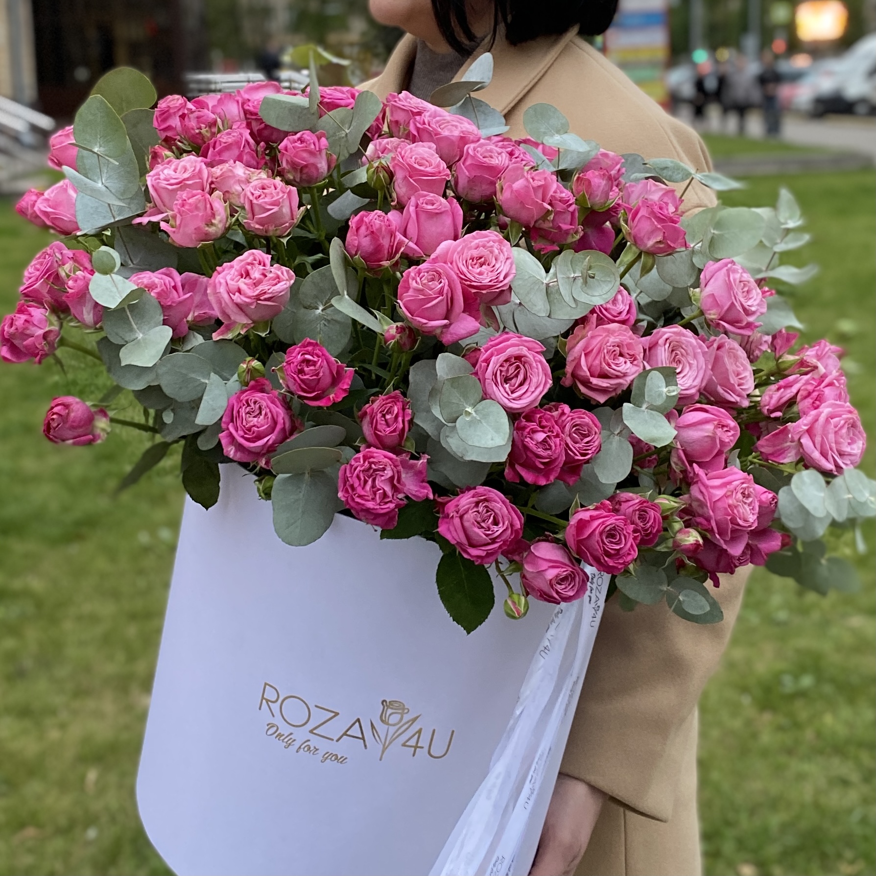 25 пионовидных кустовых роз Леди Бомбастик в коробке