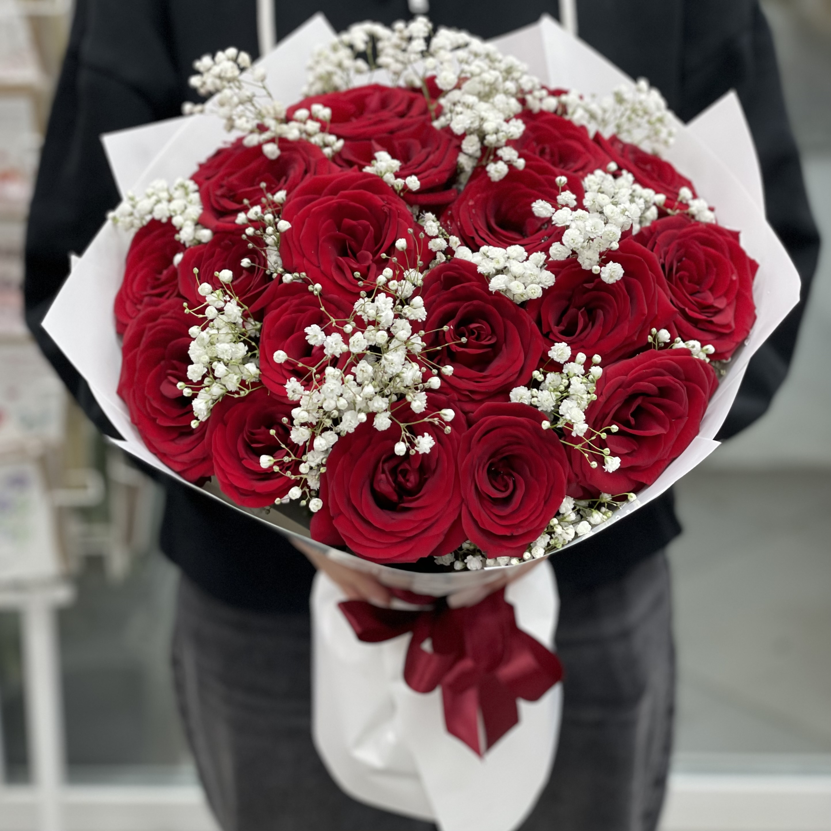 Букет из красных роз 60 см с гипсофилой