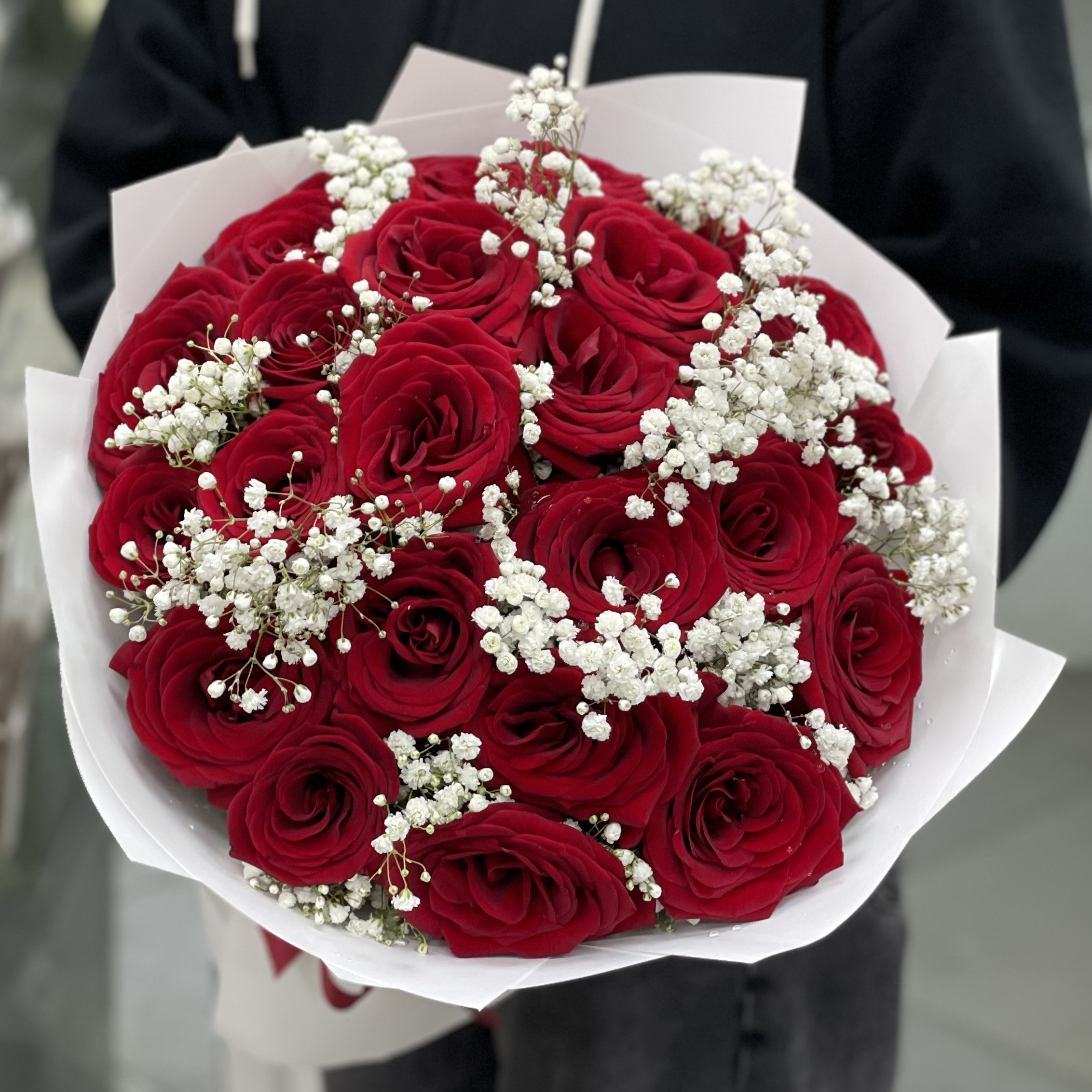 Букет из красных роз 60 см с гипсофилой