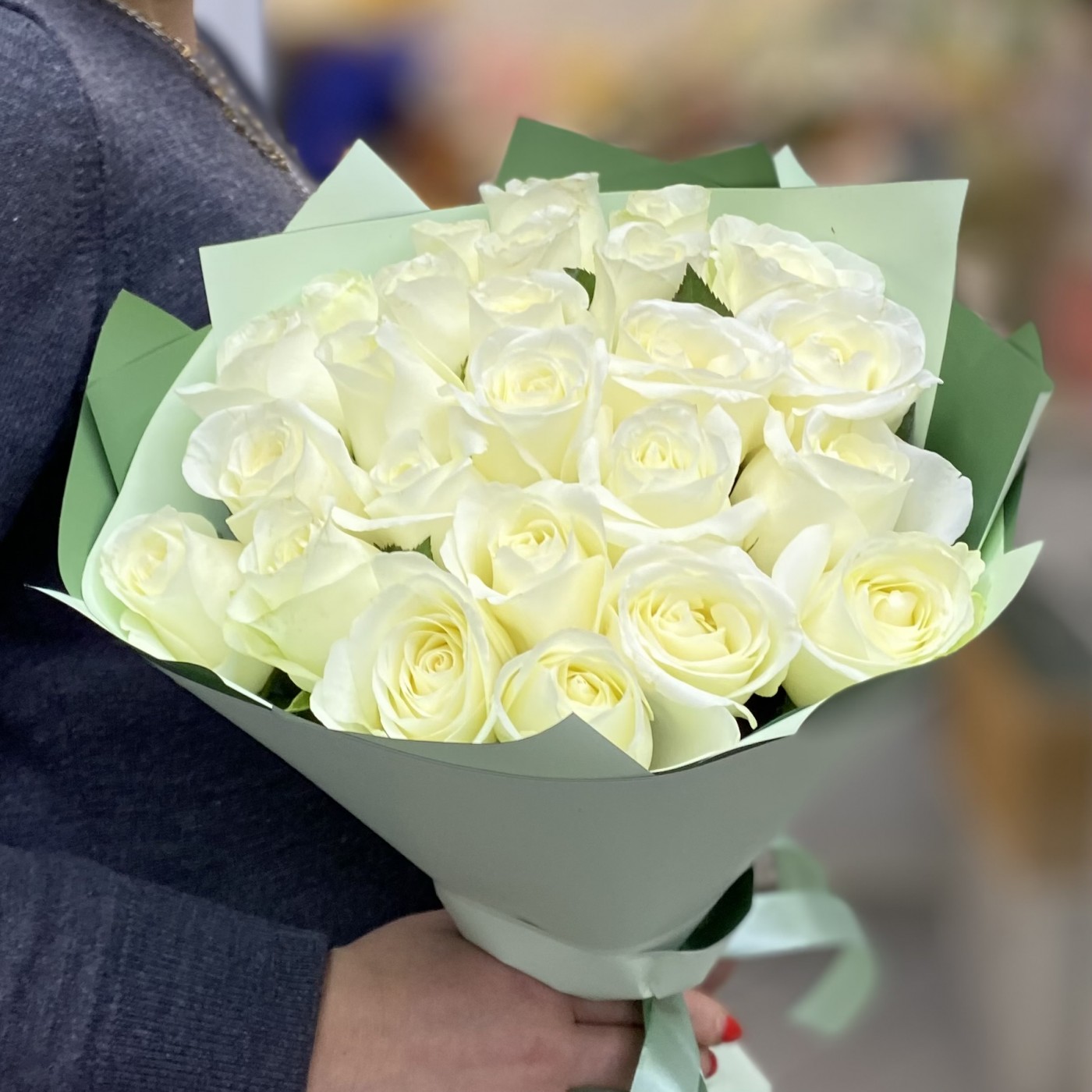 25 белых крупных роз