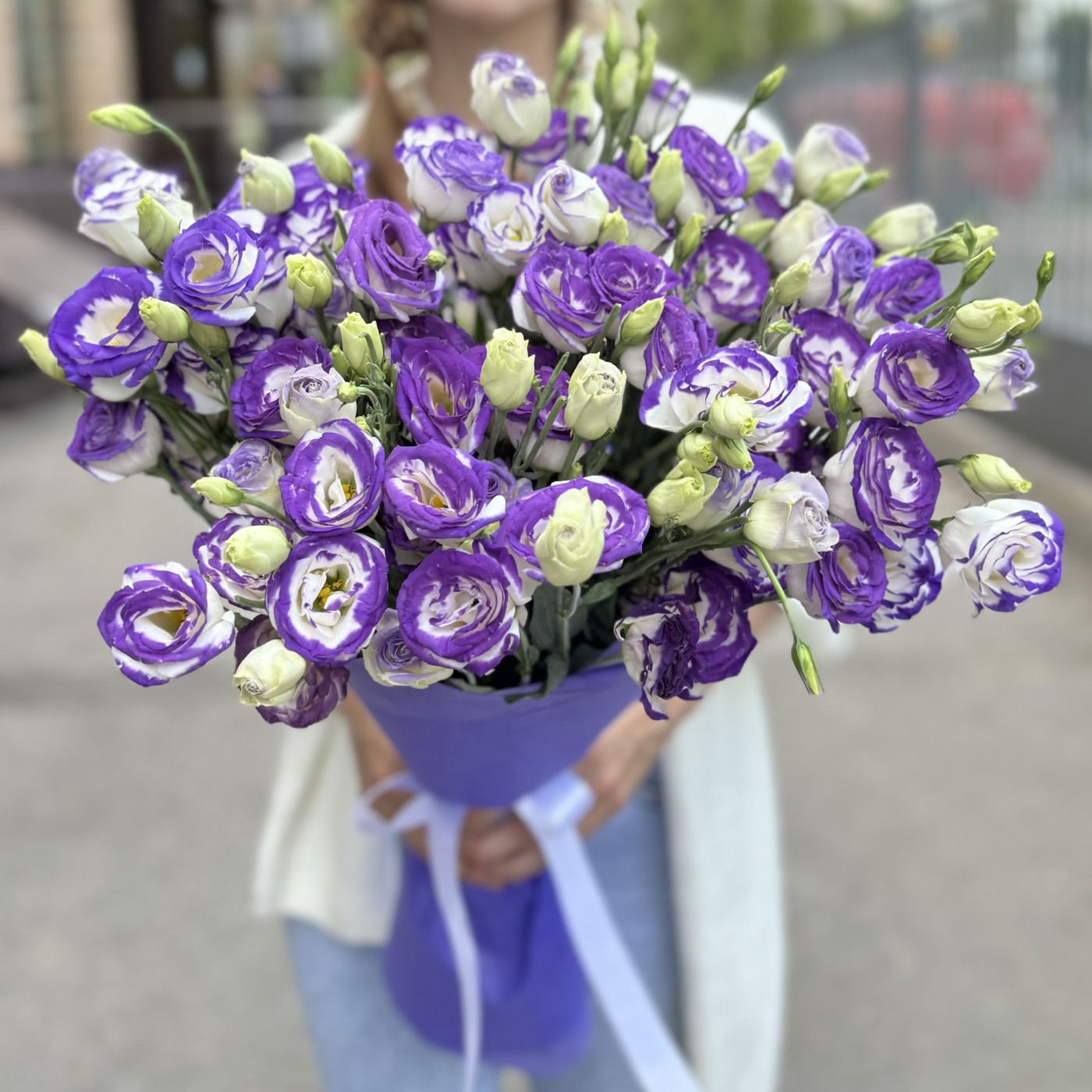 25 бело-фиолетовых эустом