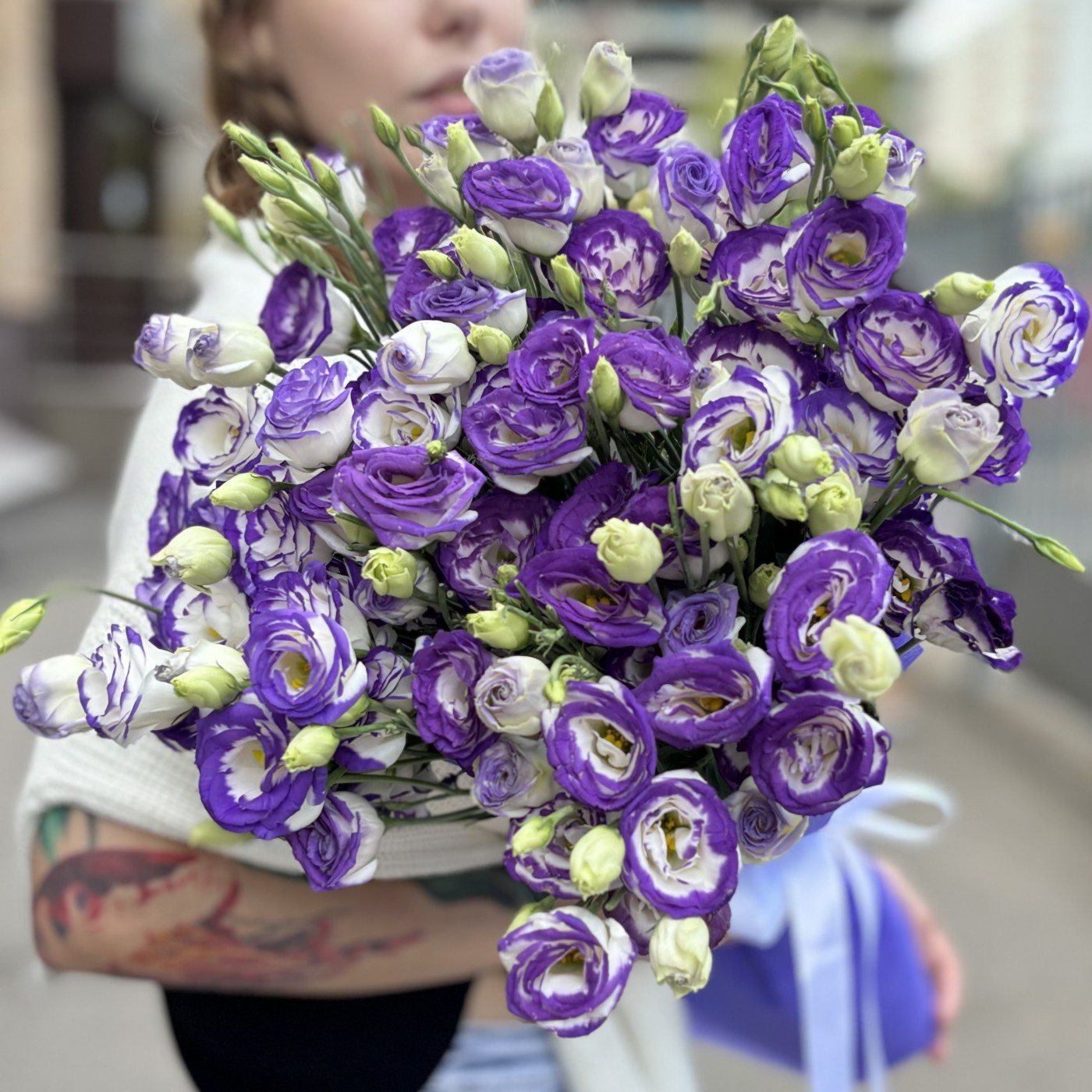 25 бело-фиолетовых эустом