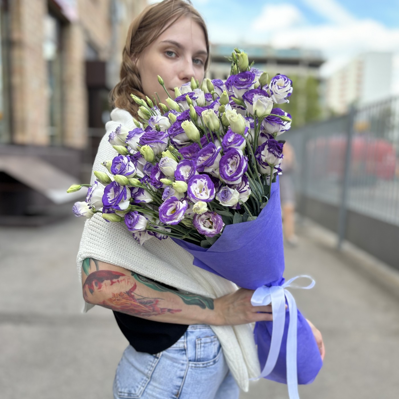 25 бело-фиолетовых эустом