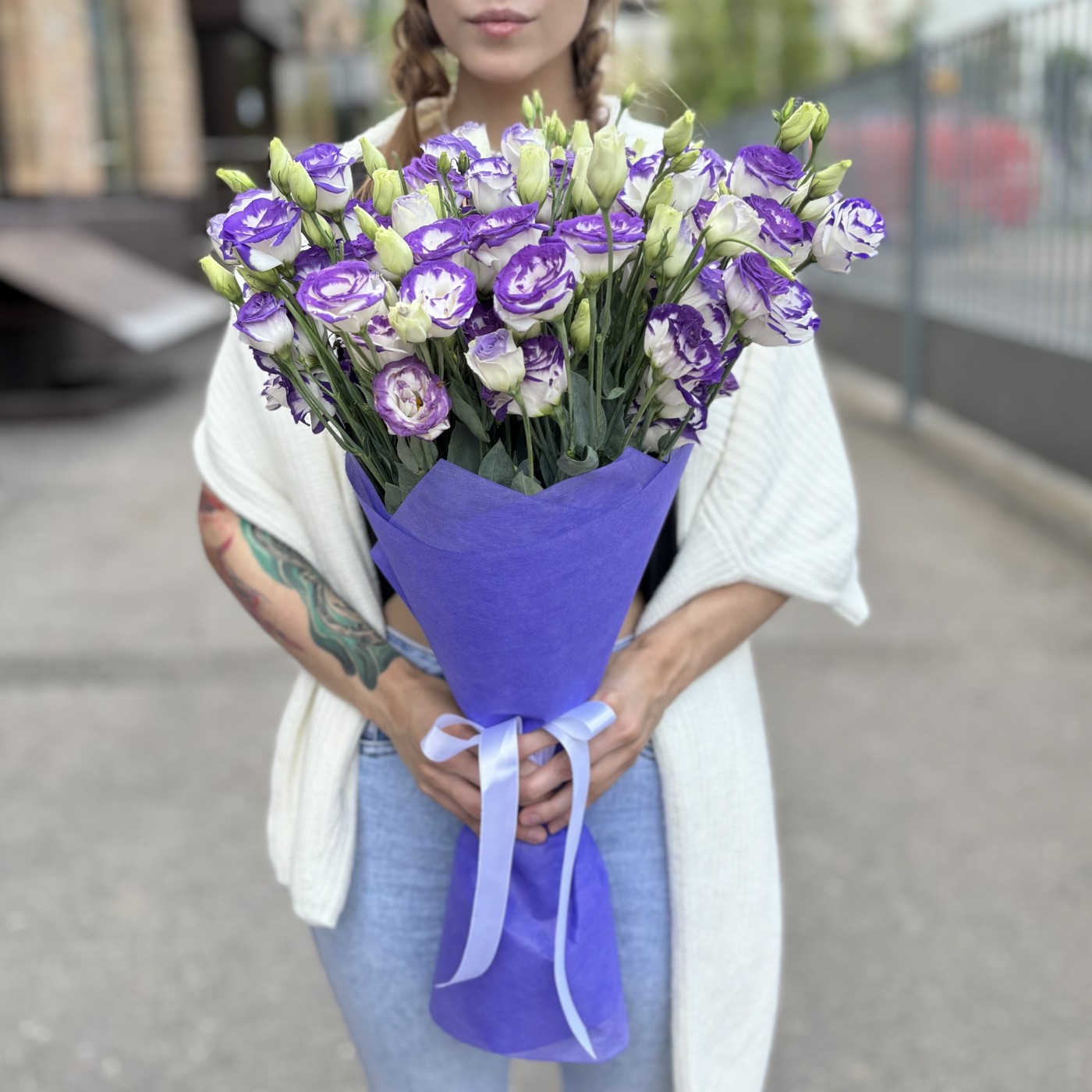 25 бело-фиолетовых эустом