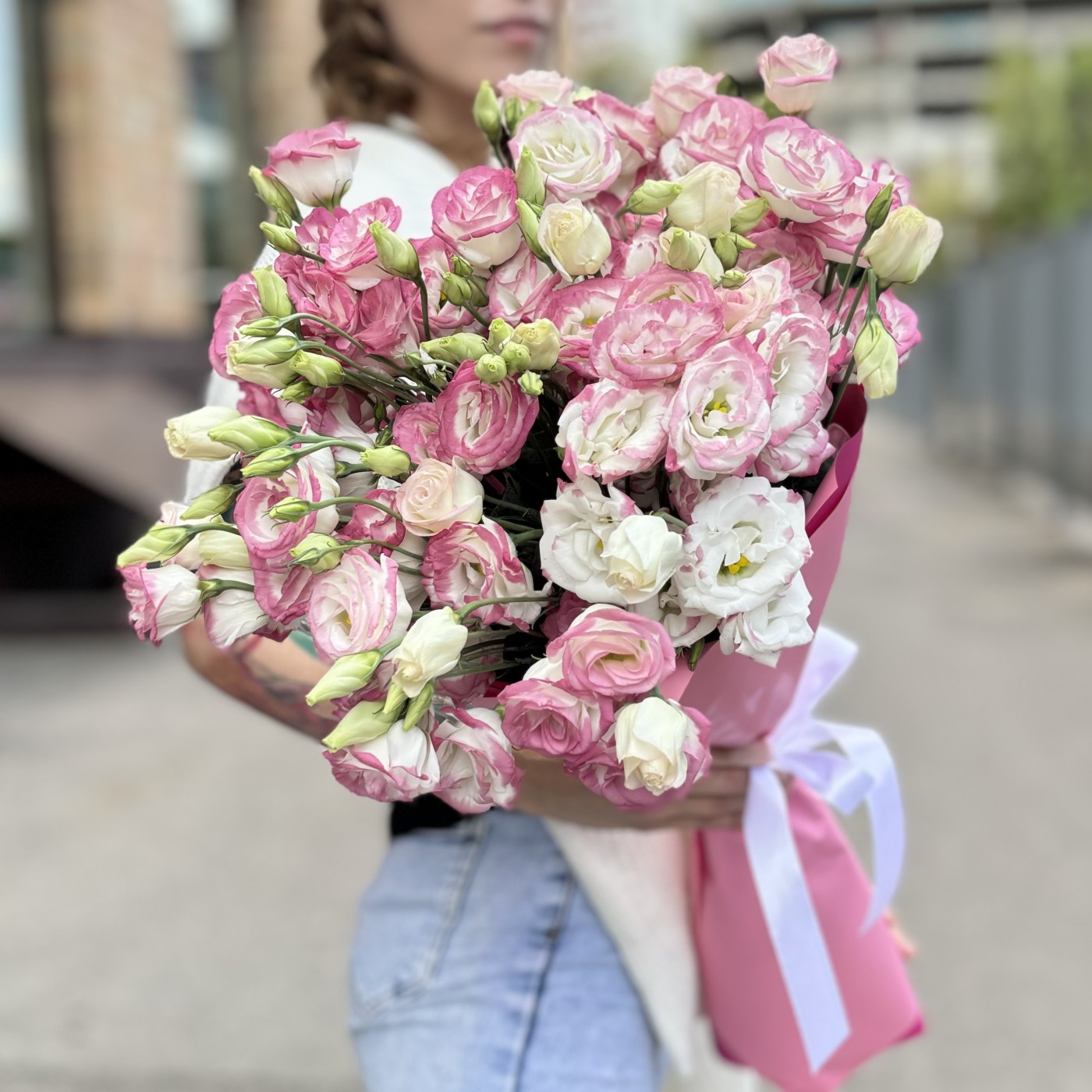 25 бело-розовых эустом