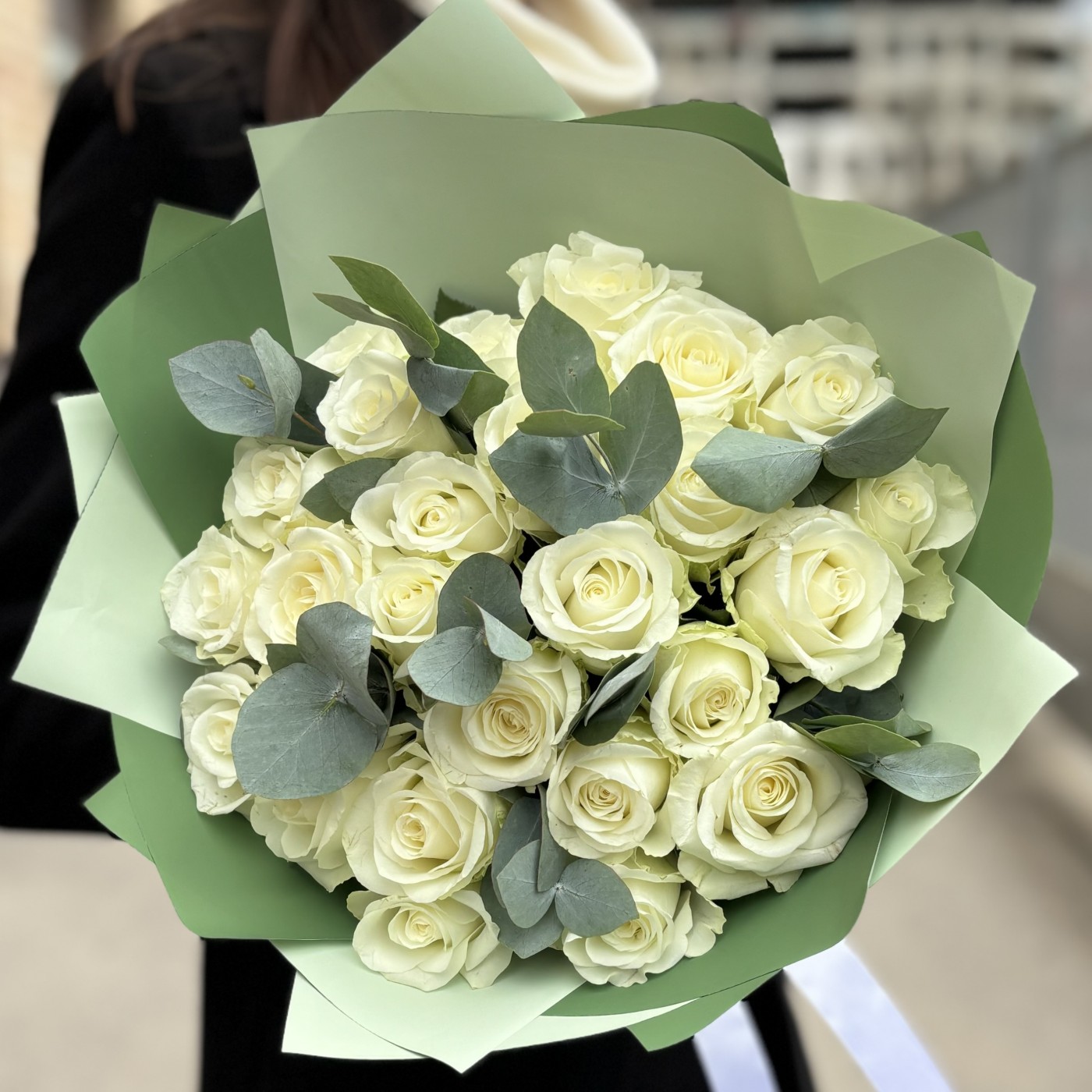 25 белых роз с эвкалиптом