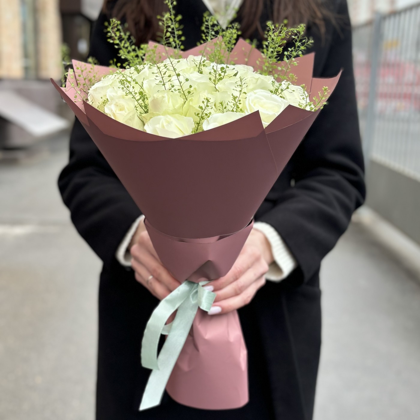 25 белых роз с гринбелом