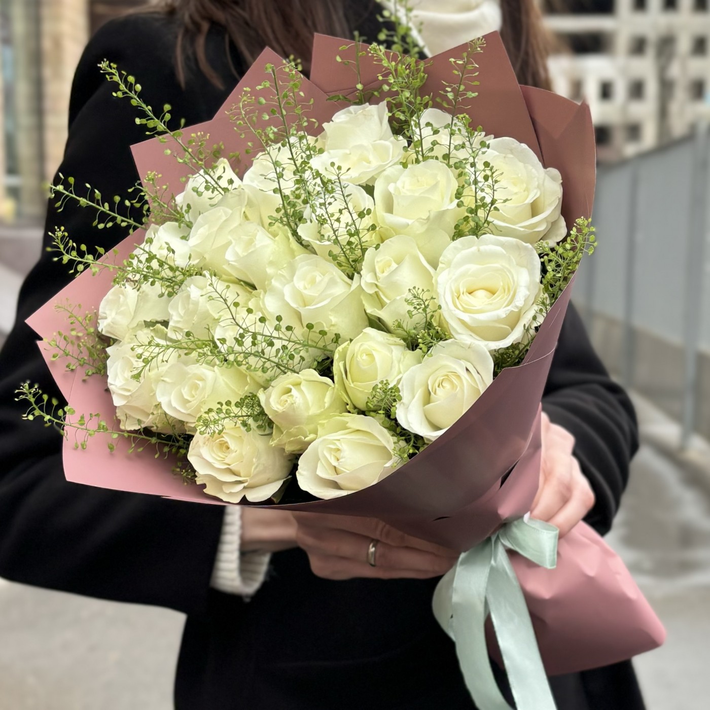 25 белых роз с гринбелом