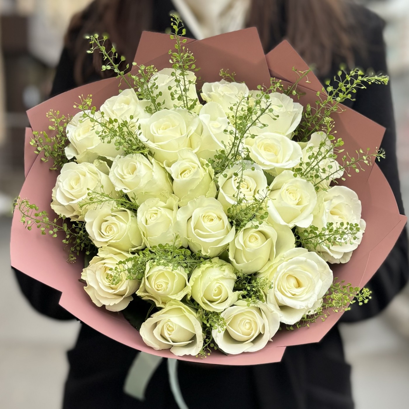 25 белых роз с гринбелом