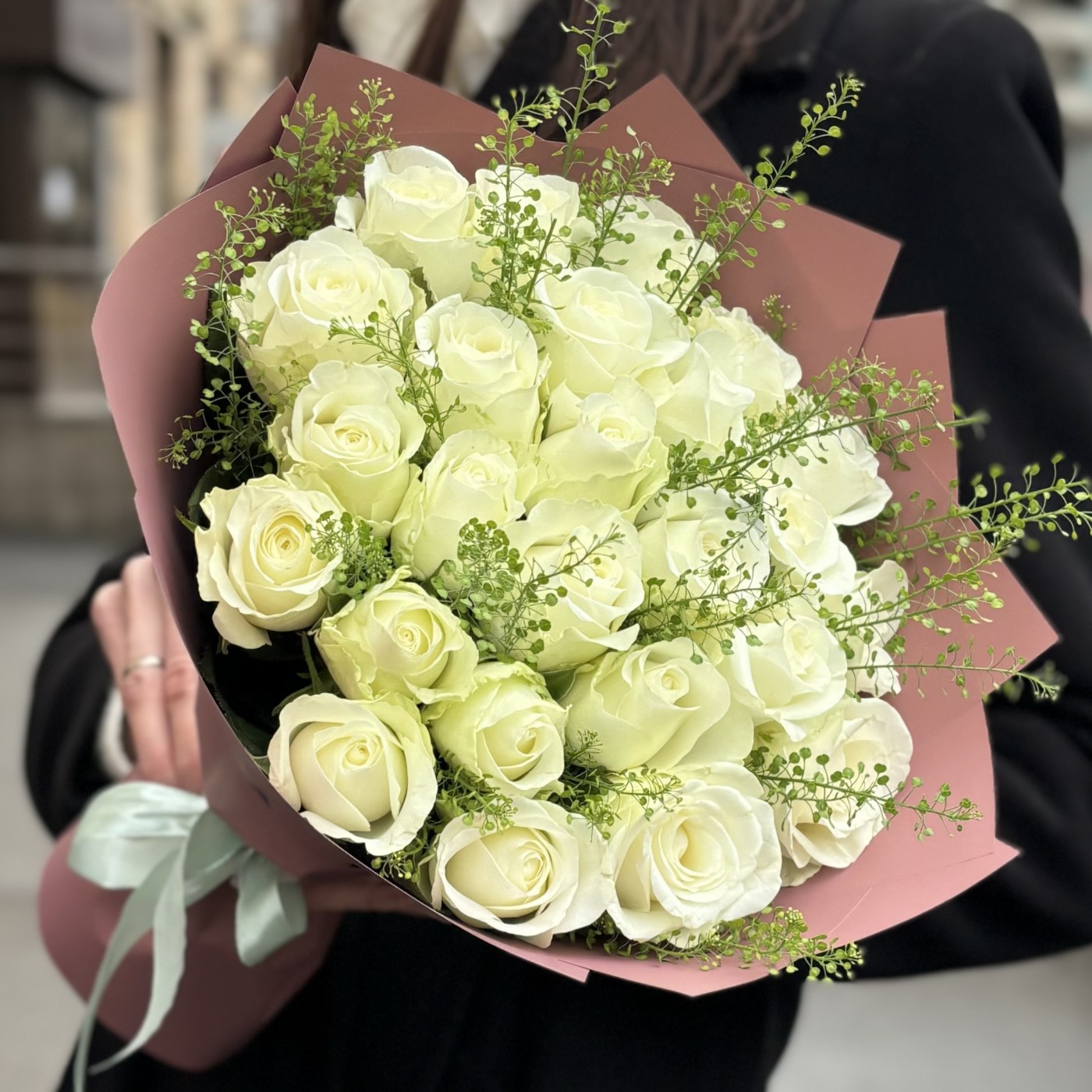 25 белых роз с гринбелом