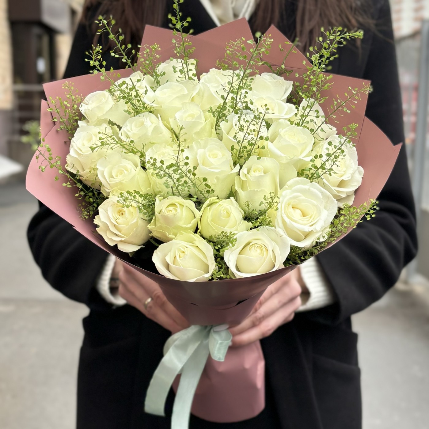 25 белых роз с гринбелом