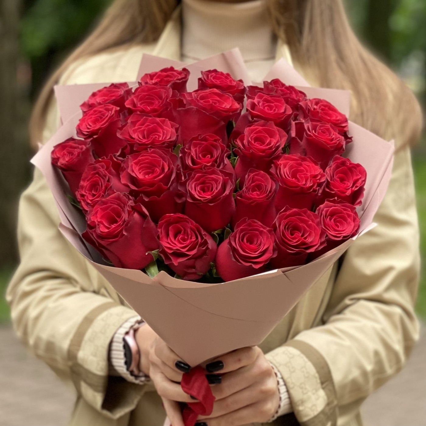 25 красных больших роз Родус 50 см