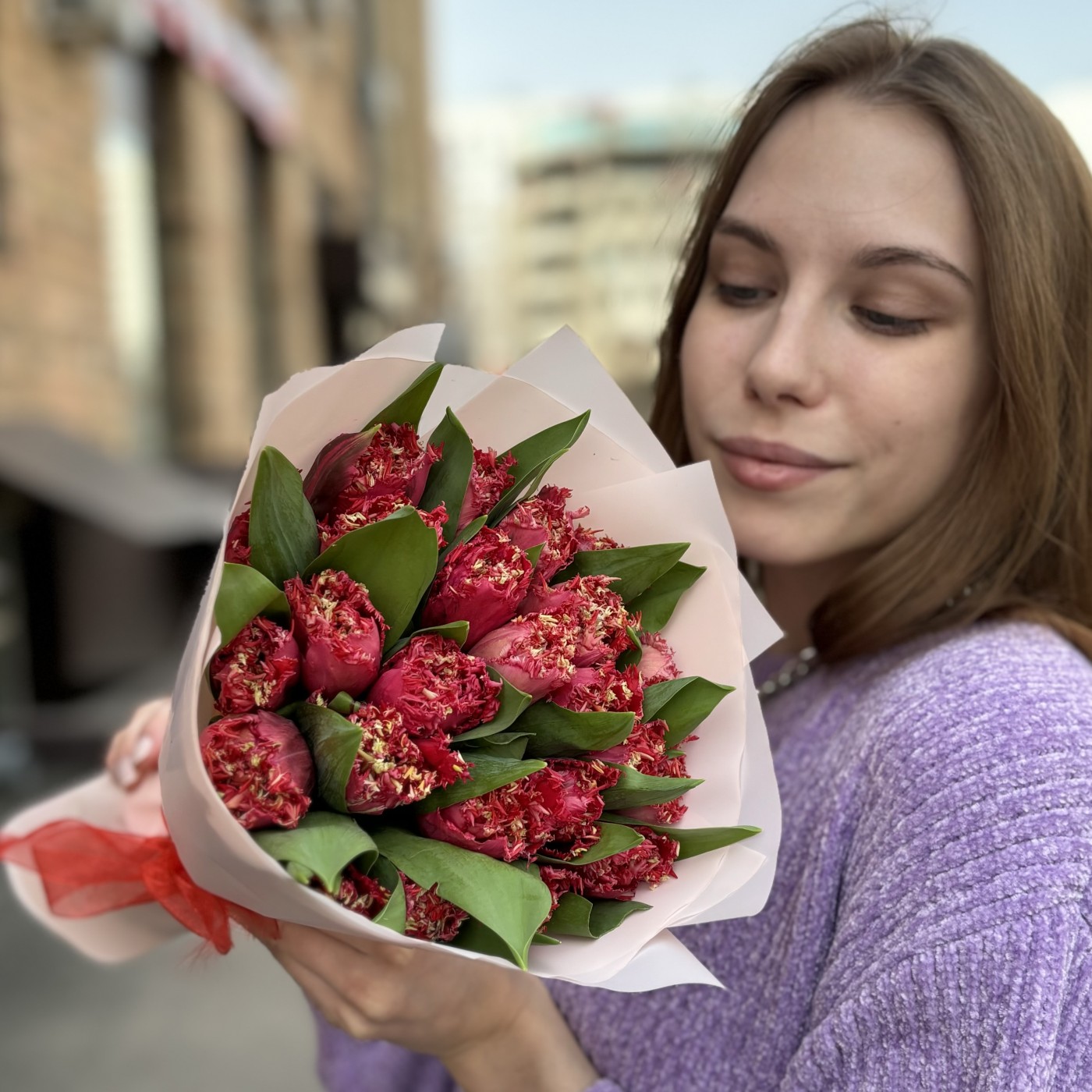 25 махровых красных тюльпанов Ля мур