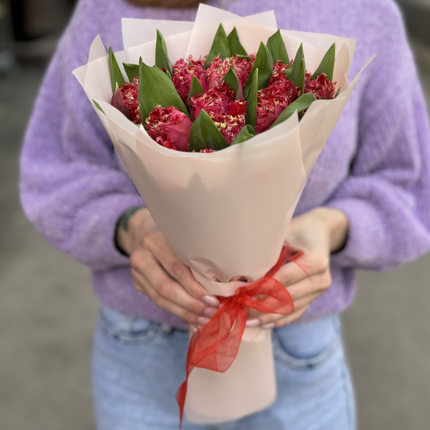 25 махровых красных тюльпанов Ля мур