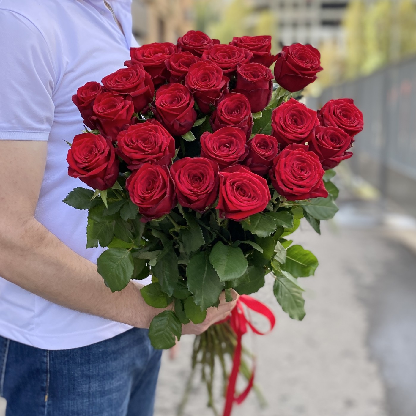 25 красных роз Ред Наоми 90 см