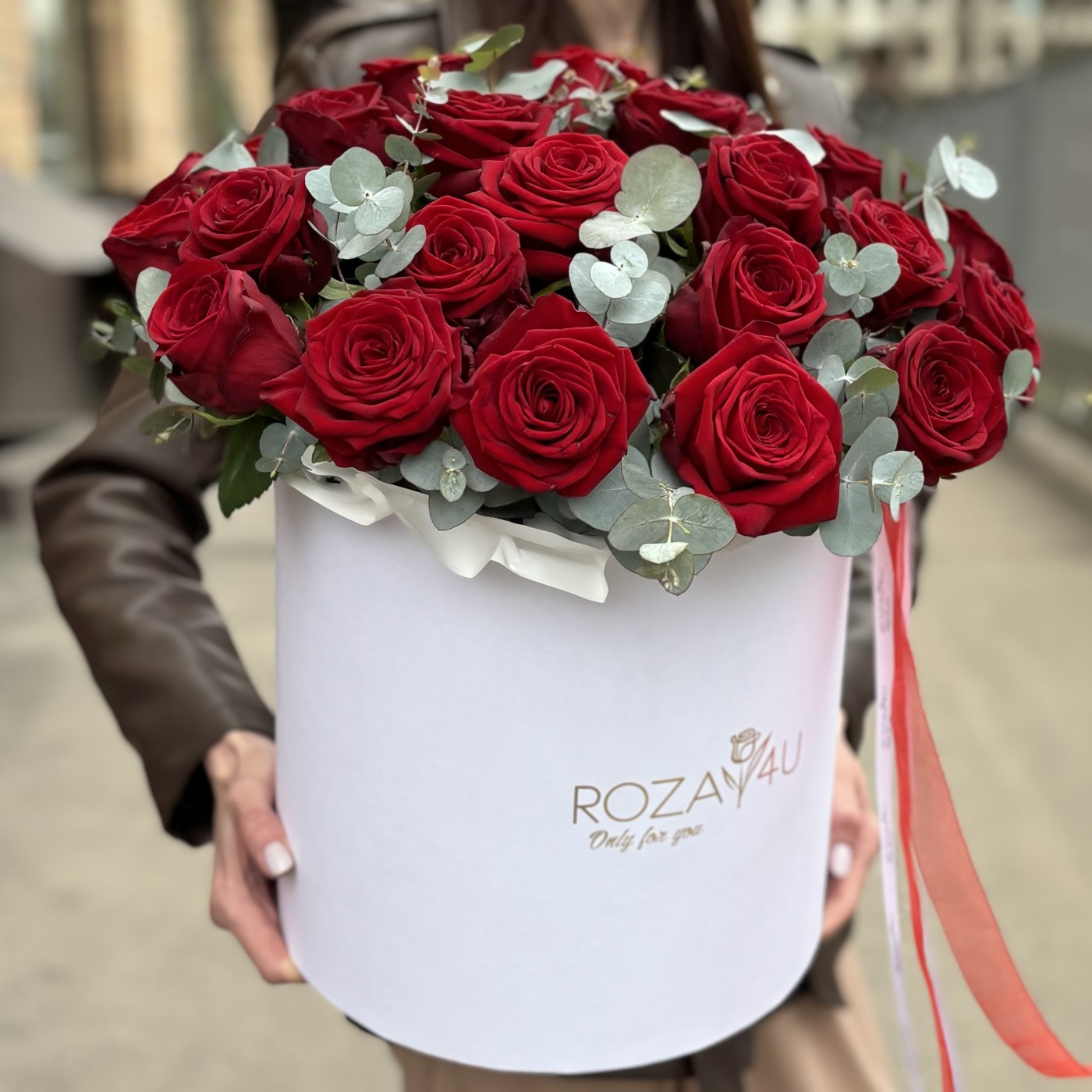 25 красных роз в коробке с эвкалиптом