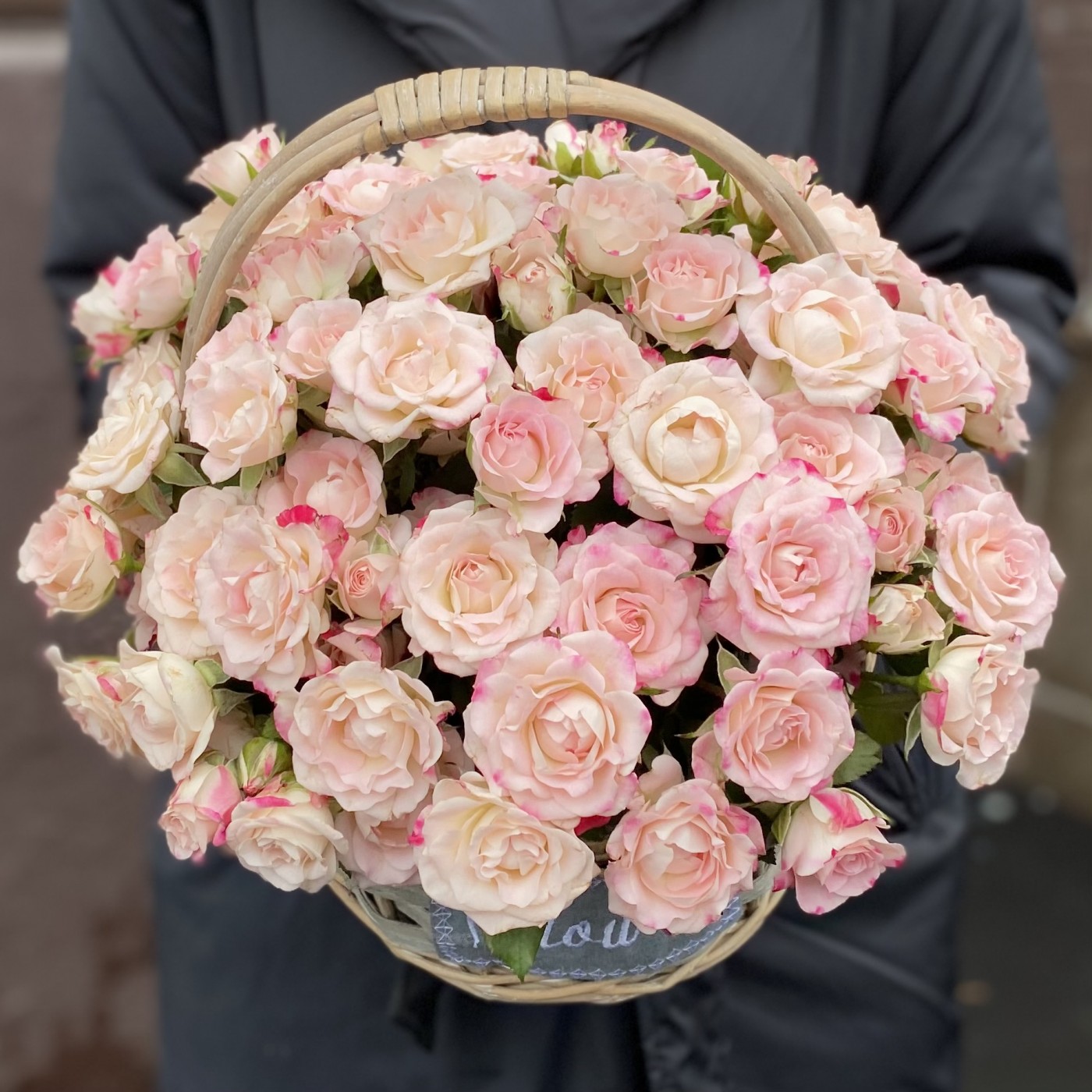25 кустовых роз Рефлекс в корзине