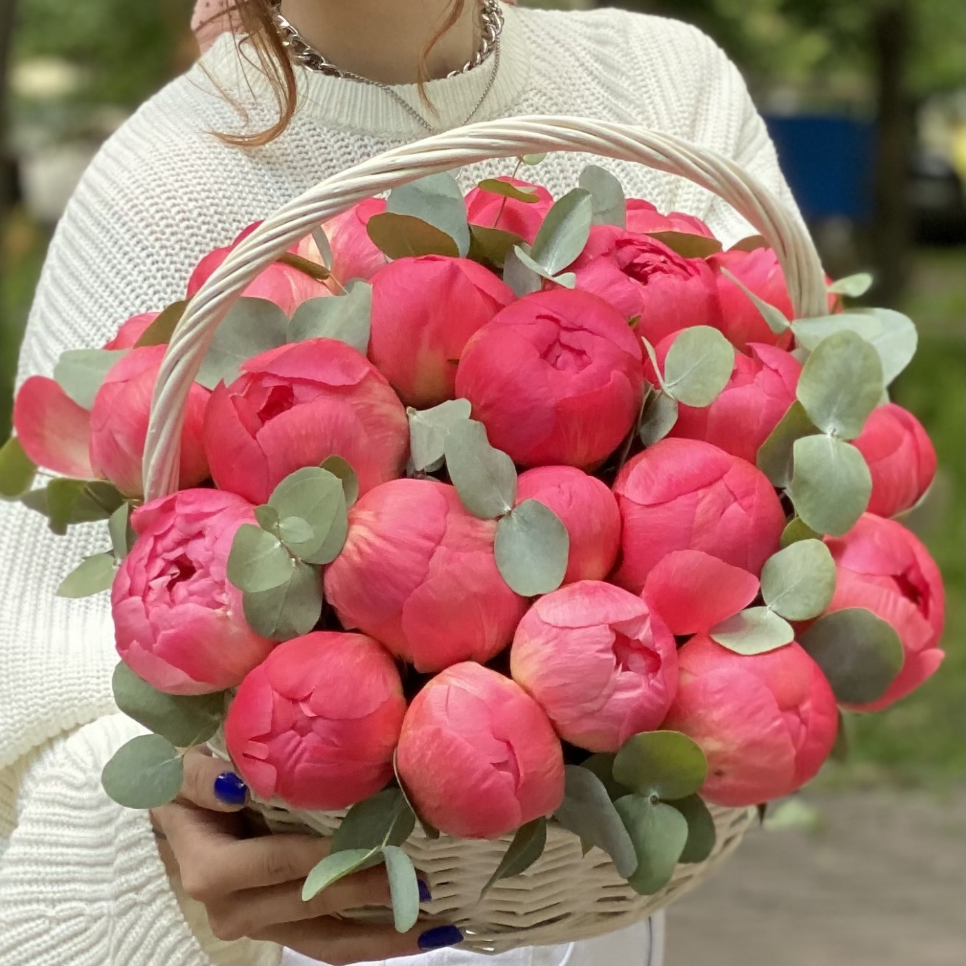 25 пионов Корал в корзине с эвкалиптом