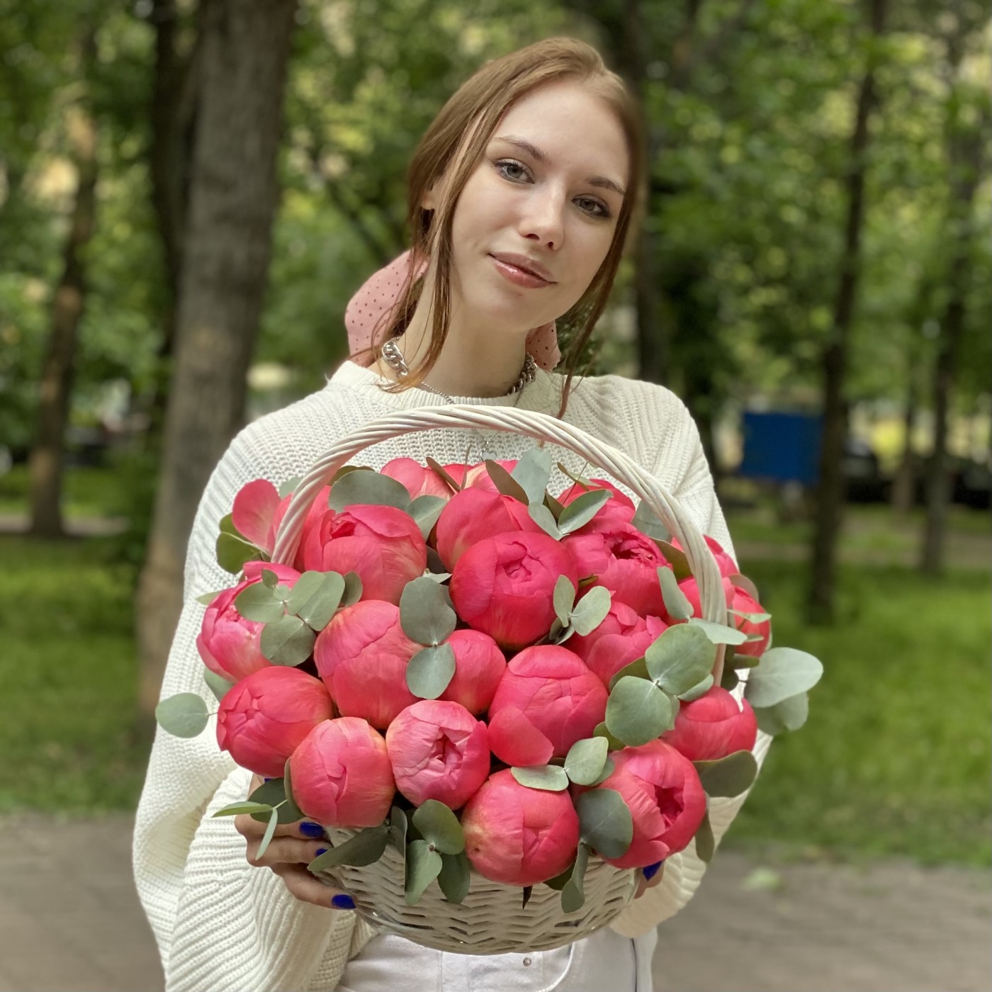 25 пионов Корал в корзине с эвкалиптом