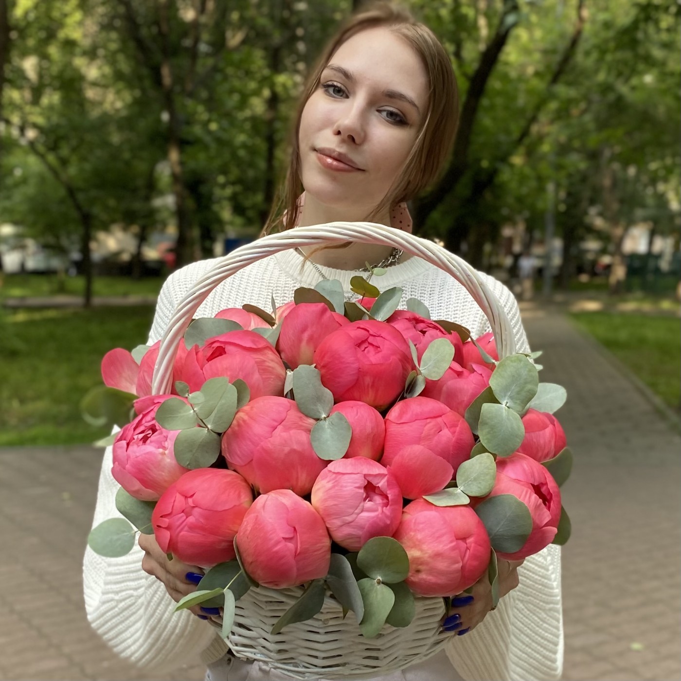 25 пионов Корал в корзине с эвкалиптом