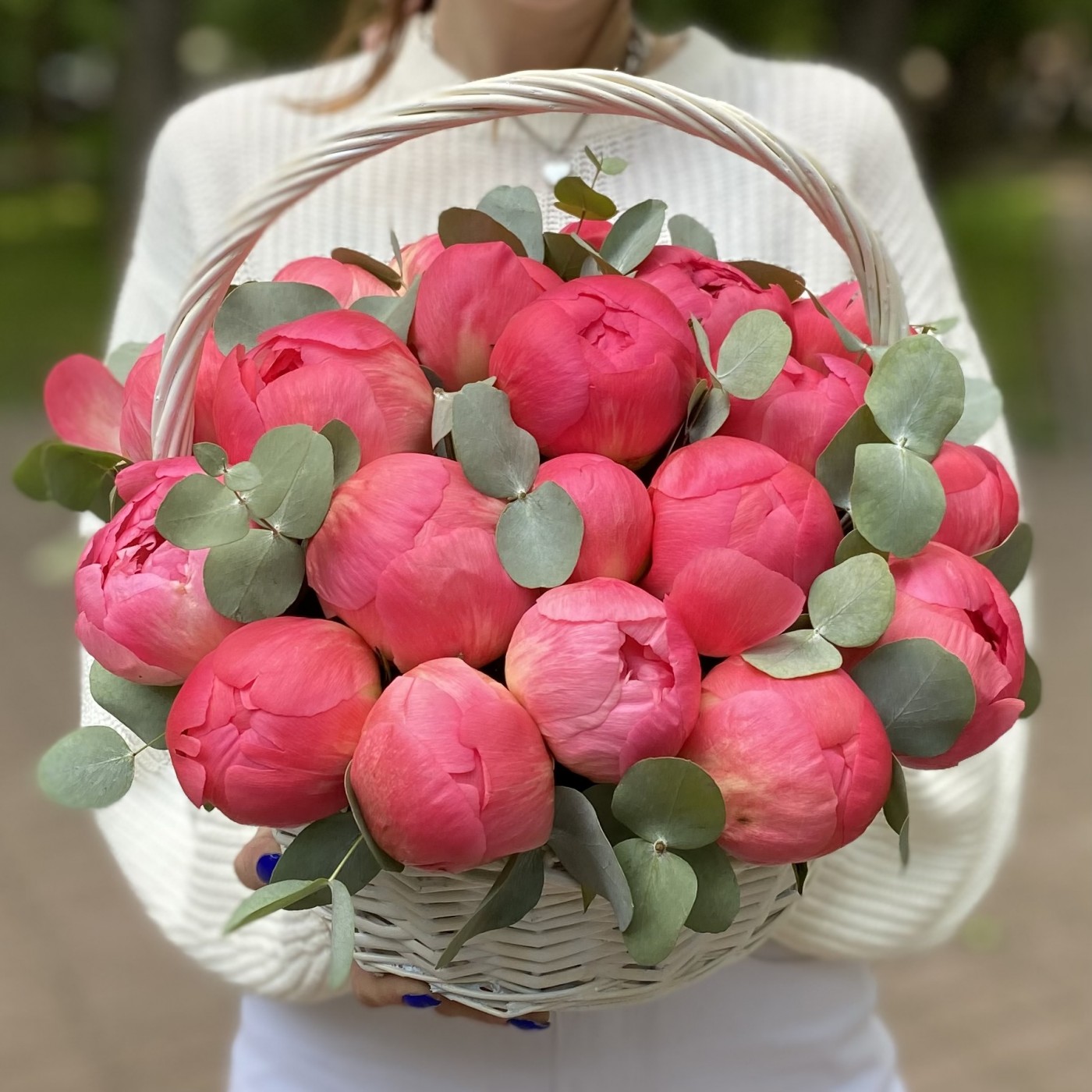 25 пионов Корал в корзине с эвкалиптом