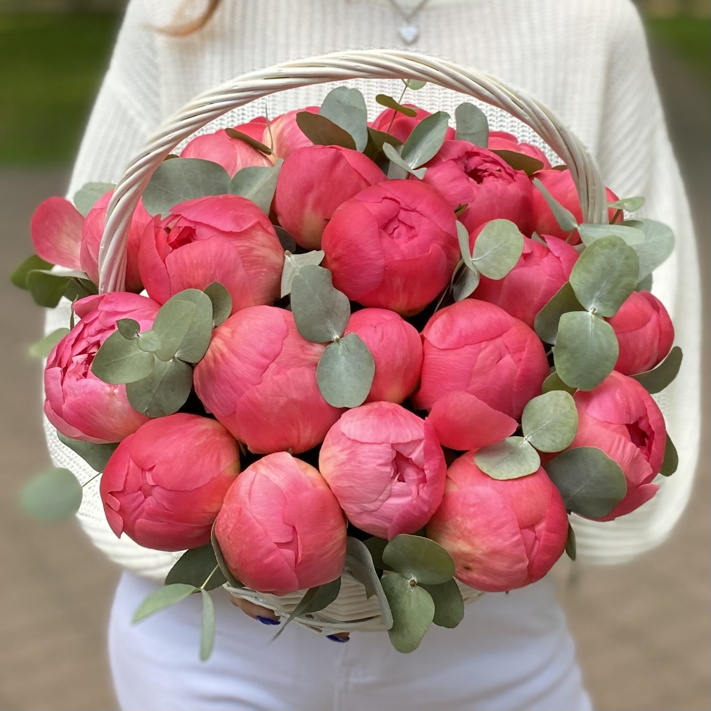 25 пионов Корал в корзине с эвкалиптом