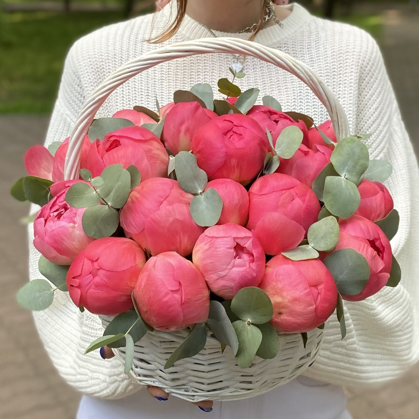 25 пионов Корал в корзине с эвкалиптом