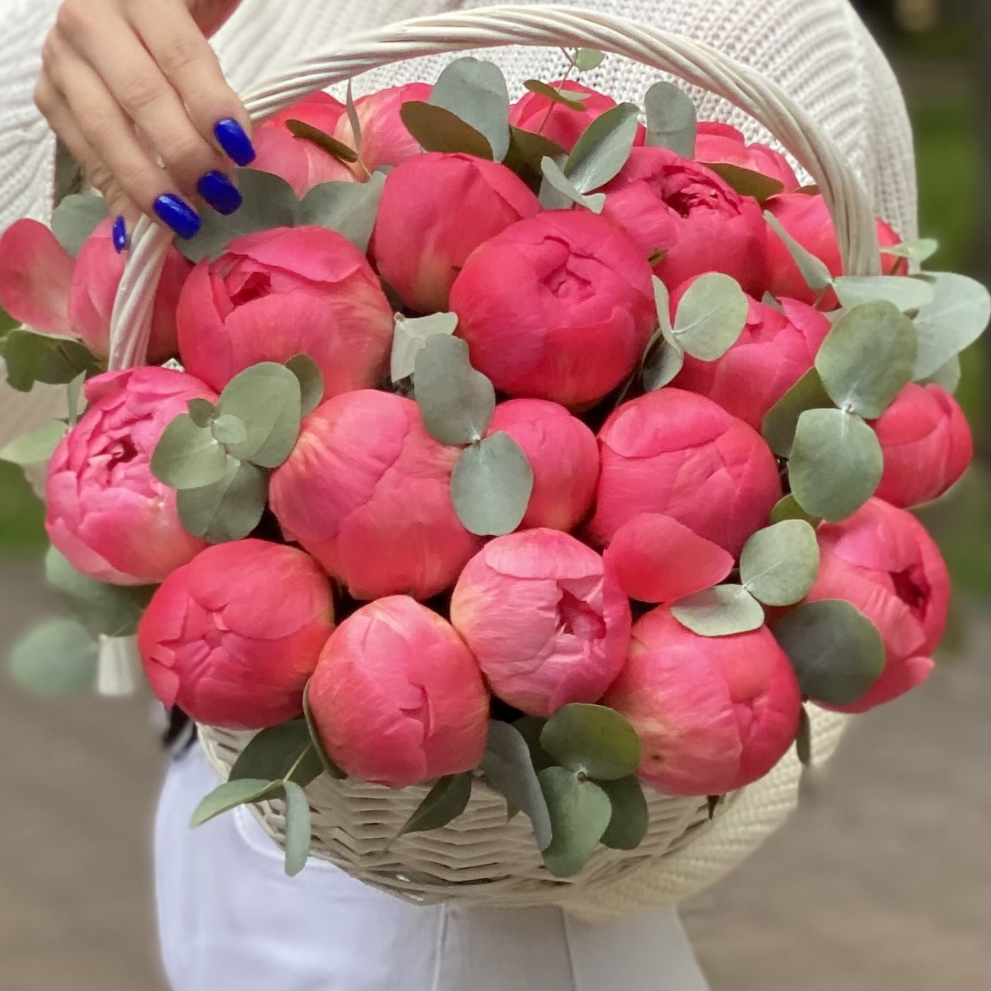 25 пионов Корал в корзине с эвкалиптом