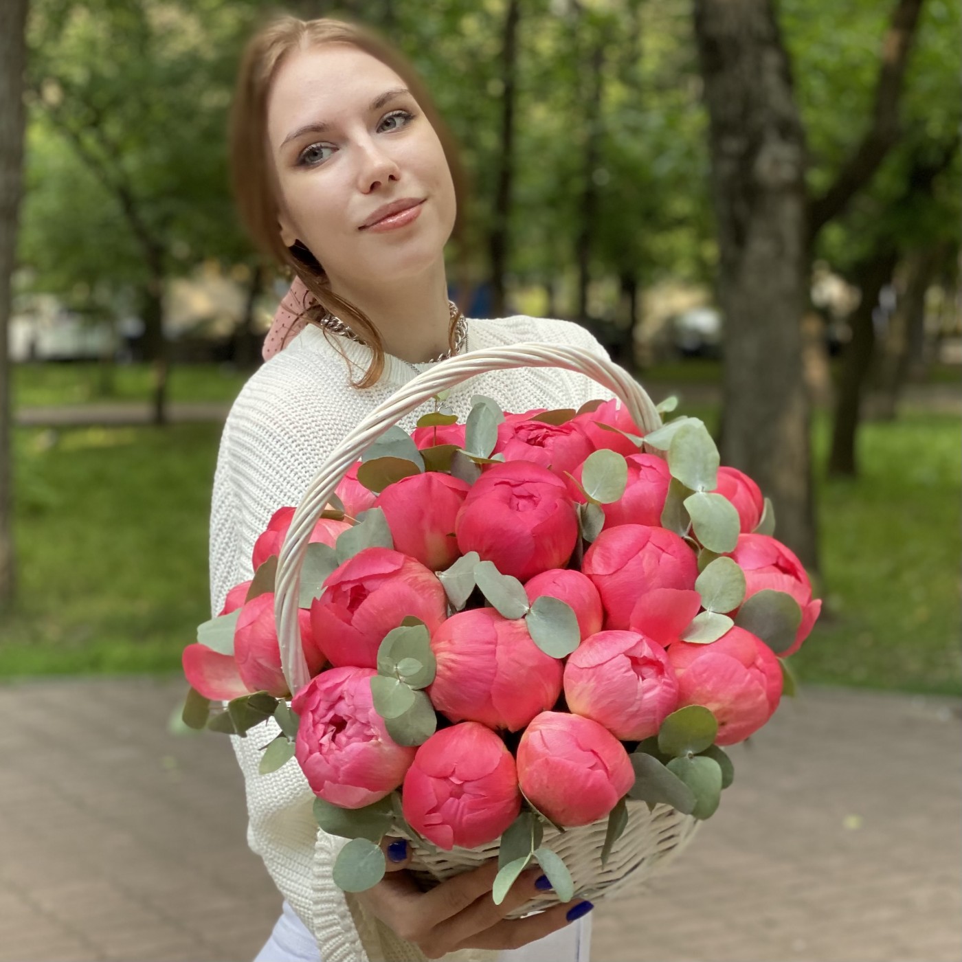 25 пионов Корал в корзине с эвкалиптом