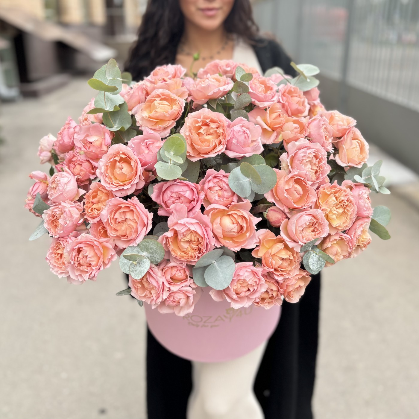 25 пионовидных кустовых роз Джульетта в коробке