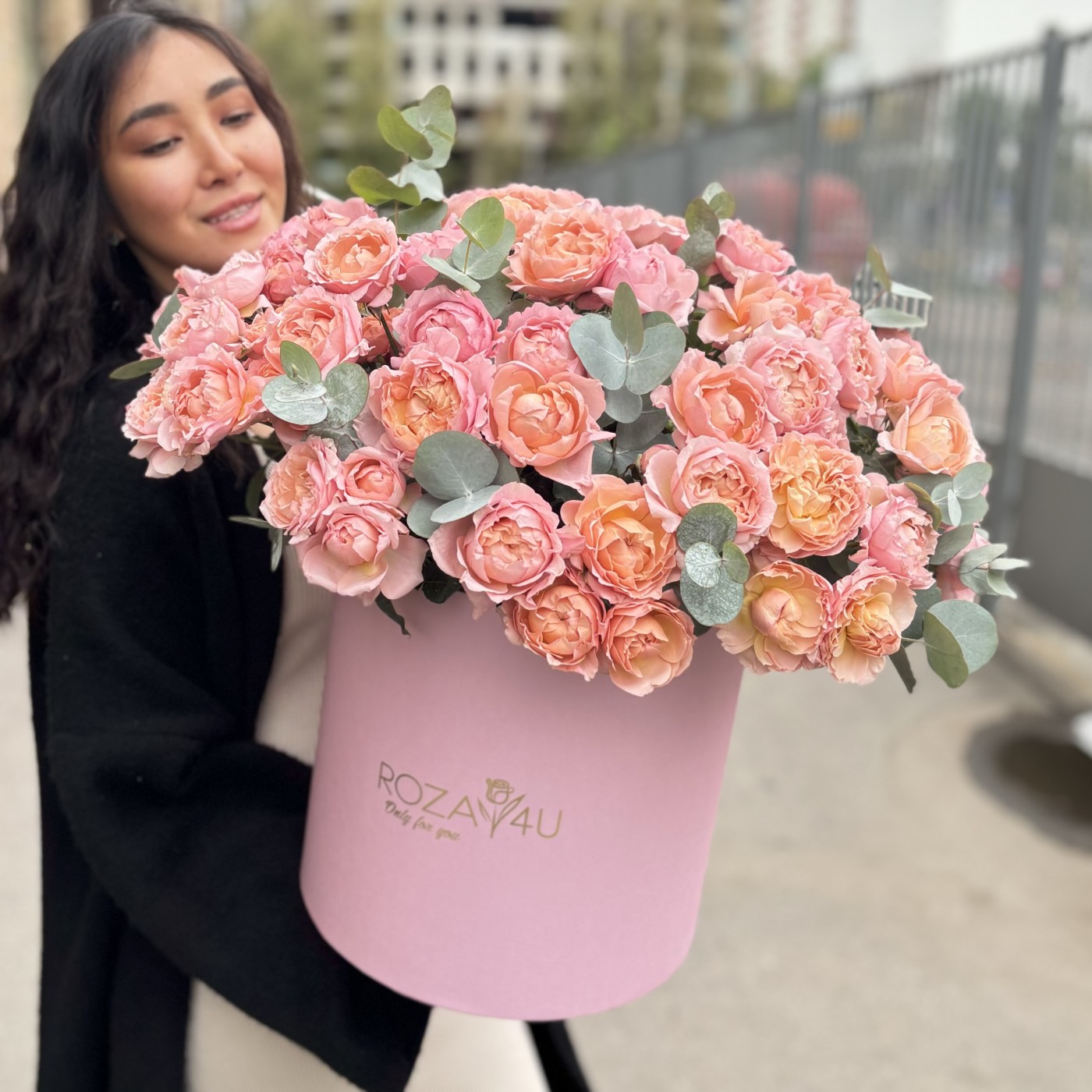 25 пионовидных кустовых роз Джульетта в коробке