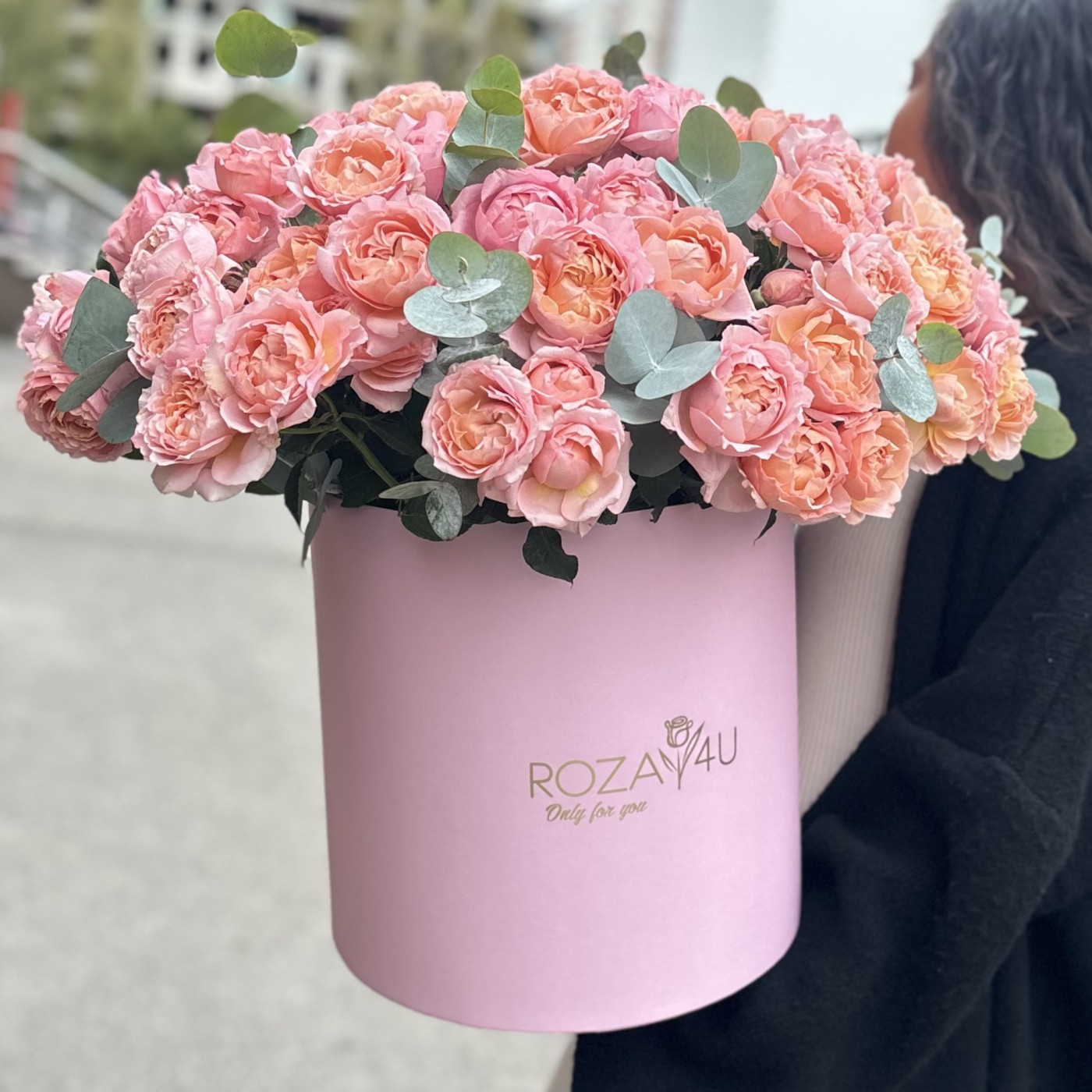 25 пионовидных кустовых роз Джульетта в коробке