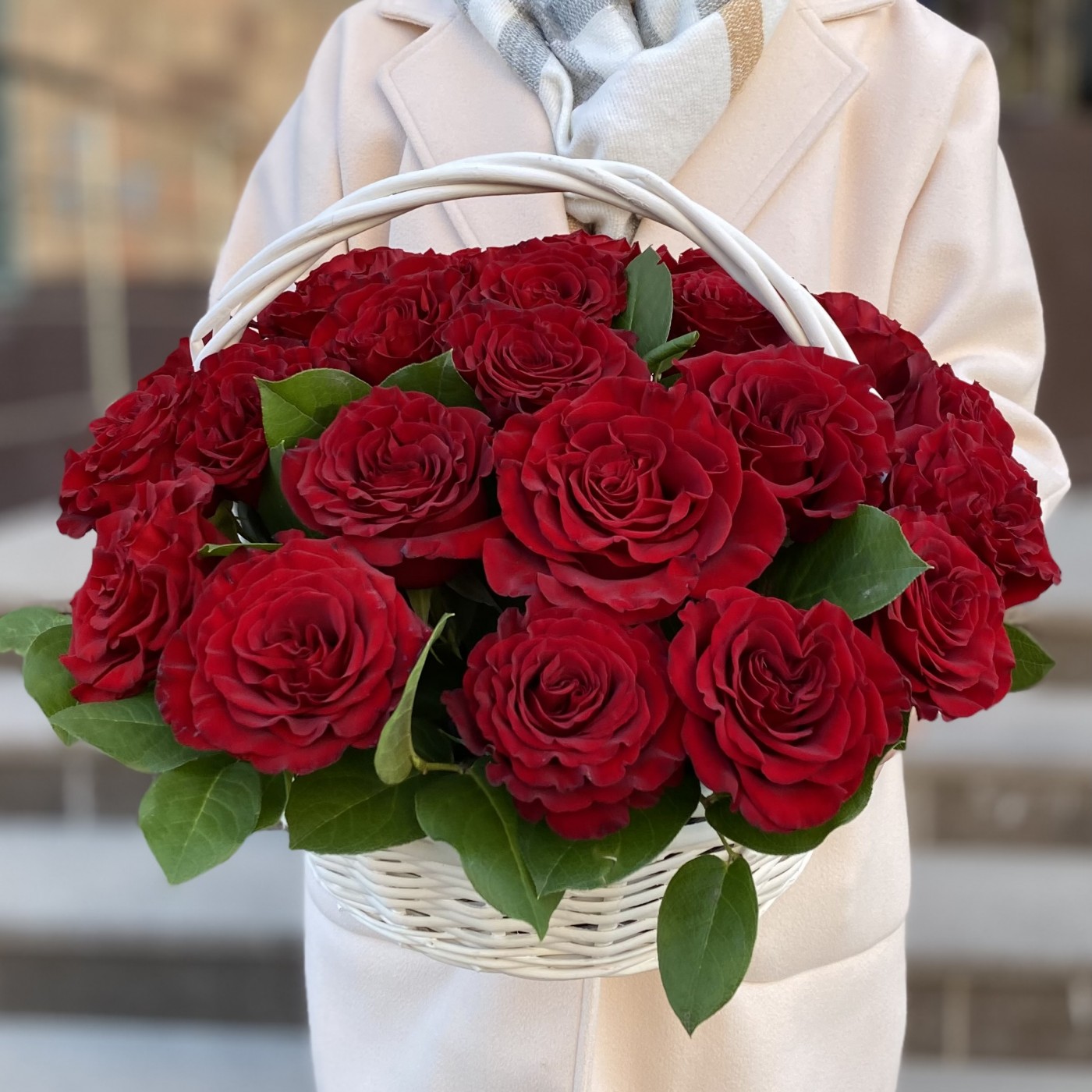 25 пионовидных роз Хартс  в корзине