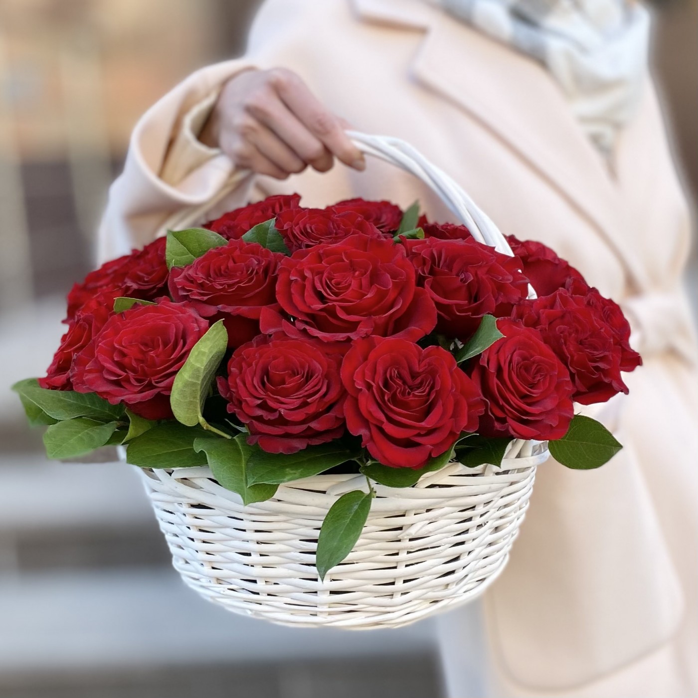 25 пионовидных роз Хартс  в корзине